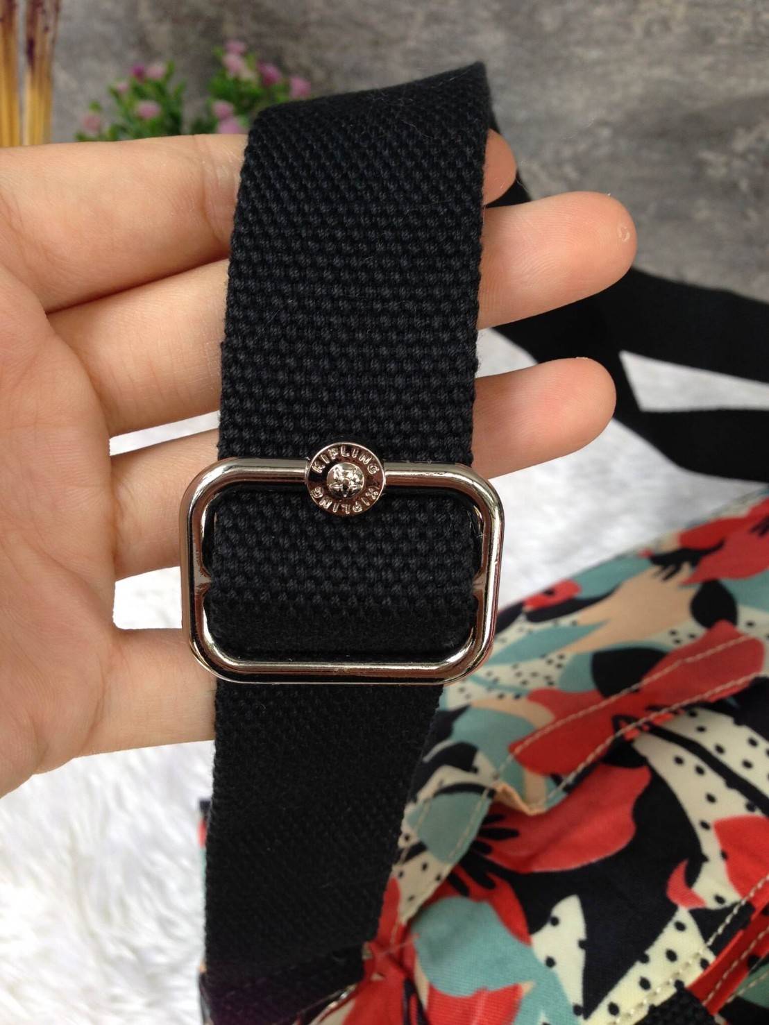 KIpling Felix Large Handbag Bag กระเป๋าถือหรือสะพายสไตล์ลำลองวัสดุ Nylon + Polyester 100% น้ำหนักเบามีหูหิ้วเเละสายสะพายยาวเลื่อนปรับระดับได้ถอดได้ เปิดปิดด้วยซิปสะดวกใช้ โลโก้เเบรนด์ มีช่องแบ่งถึง3ช่องเเยกเป็นสัดส่วน ด้านหน้าและด้านหลังมีช่องใส่ของเปิดปิ