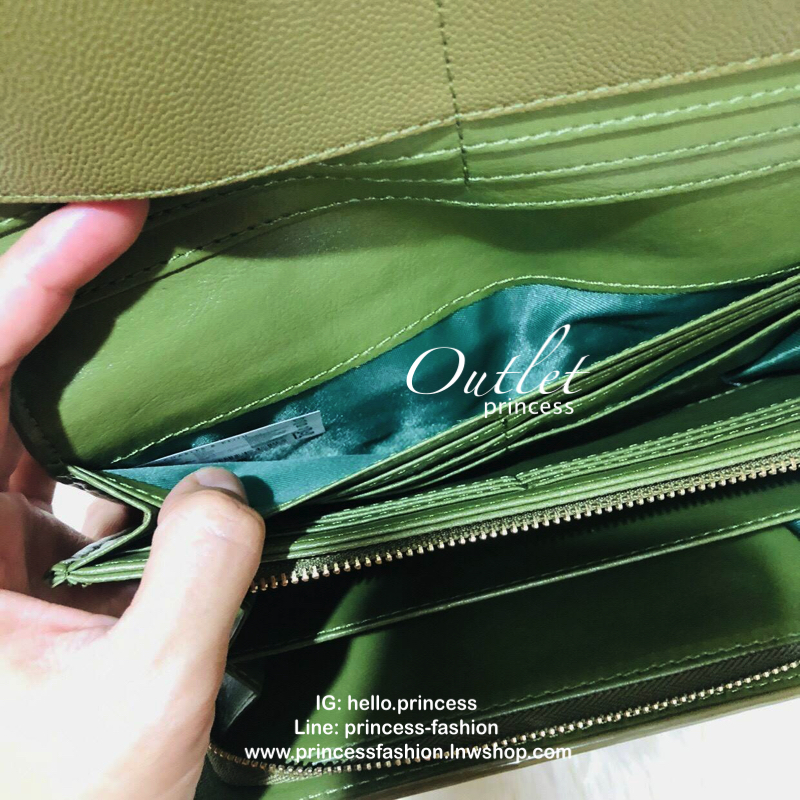 CHARLES & KEITH LONG WALLET กระเป๋าสตางค์ใบยาวแบบ 2 พับ หนังคาเวียร์ อะไหล่สีทอง และพู่สวยหรูมากค่ะด้านหน้าปั้มโลโก้แบรนด์ เปิดปิดด้วยฝาปิด ภายในมี1ช่องซิปแชะช่องเก็บบัตรหลายช่องใช้งานใส่ช่องใส่ธนบัตร แยกเป็นสัดส่วน ใบนี้สุดคุ้มเลยค่า