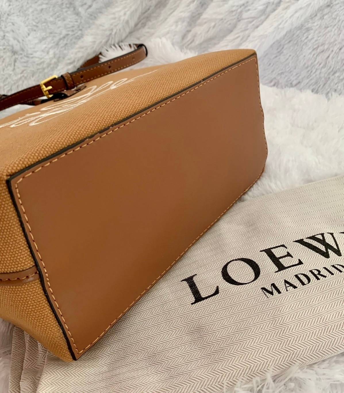 Loewe Anagram leather canvas tote bag / Loewe Tote Bag กระเป๋าโท้ทน้องใหม่ วัสดุทำจากหนังแคนวาส ใช้งานทนทาน ออกแบบมีสายสะพายไหล่และหูหิ้ว เรียกว่าใช้งานได้แบบ 2 in1 งานสวยล้ำ ไม่ซ้ำใคร ปักโลโก้ Anagram ที่ด้านหน้า เปิด-ปิดด้านบนด้วยเชือกผูก ด้านในมีช่องสำ