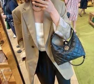 TORY BURCH WILLA MINI HOBO พร้อมส่งที่ไทย น้องน่ารัก กระทัดรัด น่าใช้มากๆเลยค่าา! กระเป๋หิ้วหรือสะพายข้างได้ ทรสวย หนังแท้อย่างดี หนังนิ่มลายนวม สวยมากๆค่ะ เปิดปิดกระเป๋าแบบซิป ภายในโล่งสามารถใส่กระเป๋าเงินใบยาวได้;ของจำเป็นอื่นๆได้พอประมานเลยนะคะ พร้อมช่