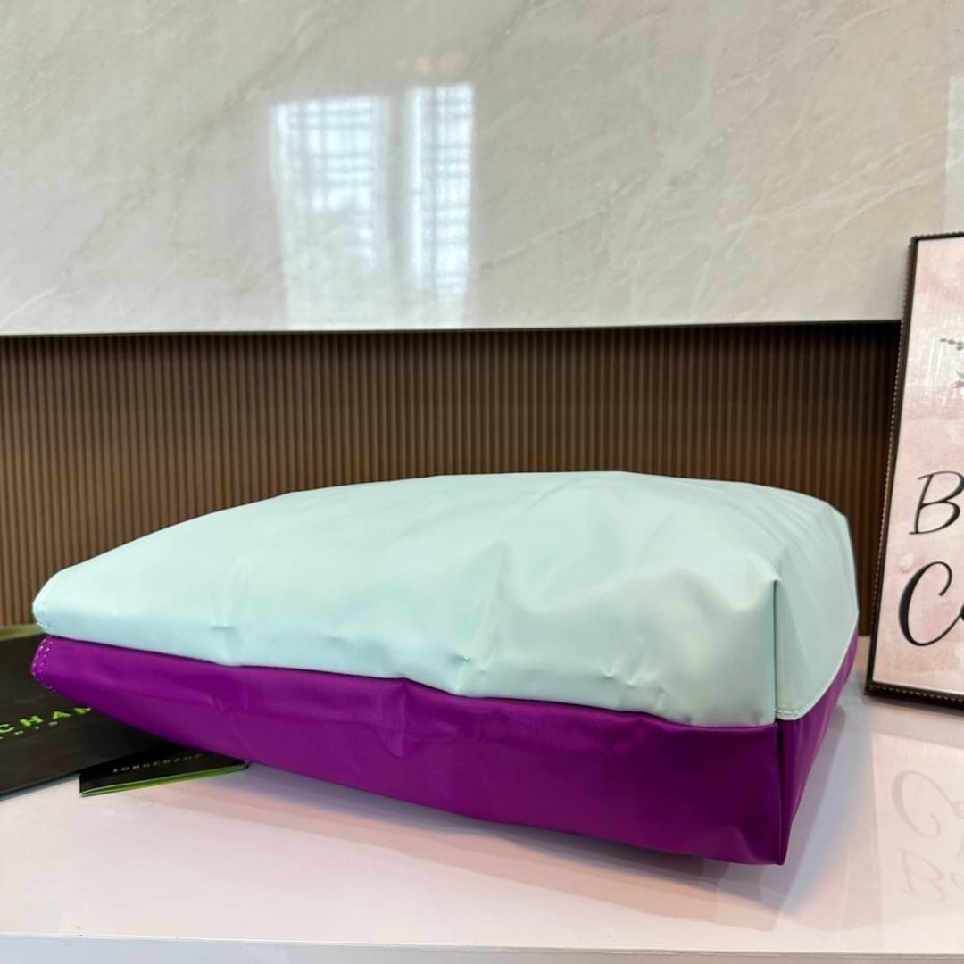 LONGCHAMP LE PLIAGE RE-PLAY TOP HANDLE BAG สินค้ารุ่นลิมิเต็ด collection สุดปัง ซื้อใบเดียวเหมือนได้2 ใบ กระเป๋าสะพายแนวตั้งที่กว้างขวาง มีเอกลักษณ์เฉพาะตัวแต่มีดีไซน์ที่น่าดึงดูด