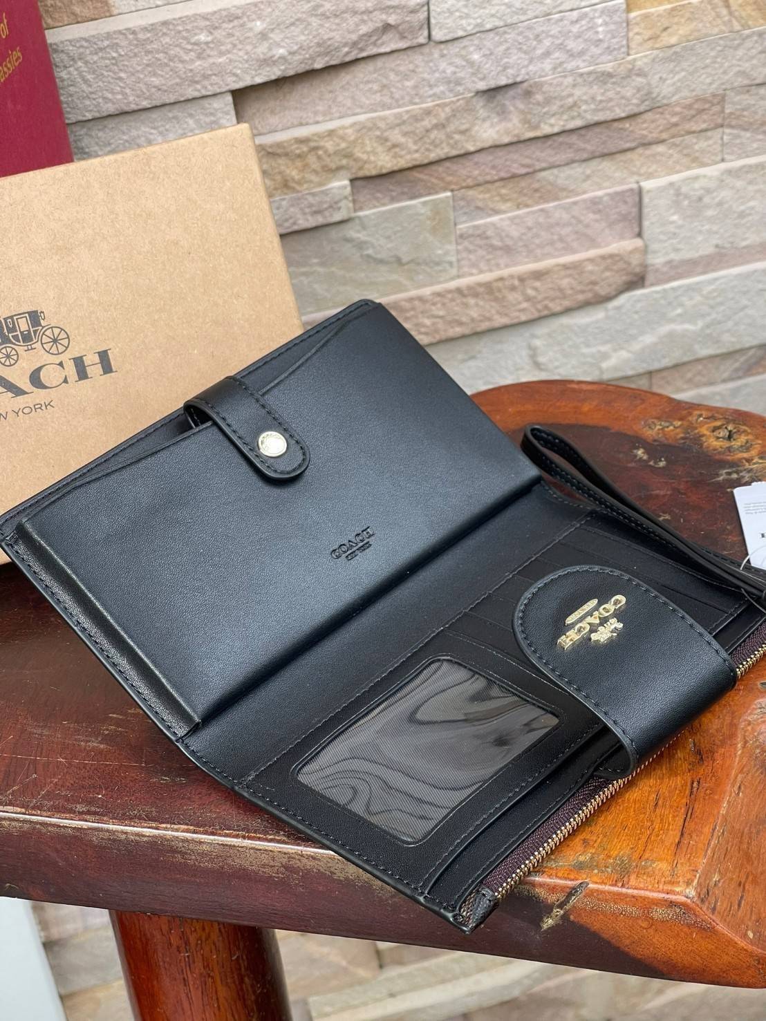 COACH Tech Phone Wallet In Colorblock Signature Canvas (COACH C2874) อีกหนึ่ง collection ของกระเป๋าสตางค์ที่ดีไซน์ทันสมัยให้ใช้งานได้แบบครบครัน เป็นกระเป๋าสตางค์ ที่มีช่องสำหรับใส่โทรศัพท์มือถือ ธนบัตร เหรียญ และบัตรต่าง ๆ ใช้งานแบบ2ด้าน เพิ่มความสะดวกสบา