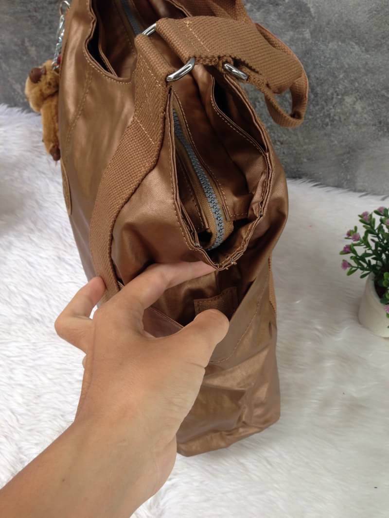 Kipling รุ่น Cicele กระเป๋าสะพายไหล่ใบใหญ่ สวยน่ารัก ตัวกระเป๋าด้านในเป็นช่องโล่งแบบปิดเปิดด้วยซิป มีช่องซิปด้านใน ด้านข้างกระเป๋า มี 2 ช่อง ปิดเปิด ด้วยเทป พร้อมที่ใส่โทรศัพท์ ปากกา และ MP 3 ในส่วนด้านใน และ ด้านข้างกระเป๋า ซ้าย-ขวา เป็นช่องขนาดเล็กสำหรั