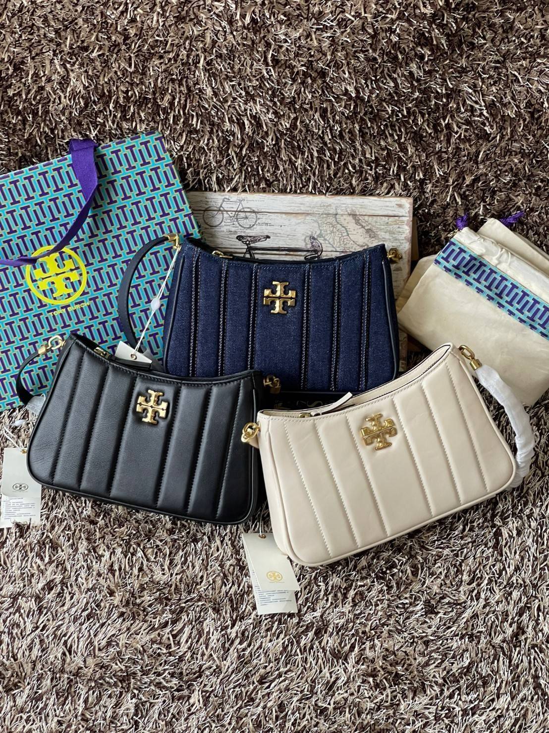 Tory burch Kira logo-plaque crossbody bag กระเป๋า Kira ของ Tory Burch เป็นส่วนหนึ่งของคอลเล็กชั่นที่โดดเด่น และมีหลายรุ่นด้วยกัน โดยมีป้ายโลโก้ Double T ของแบรนด์อยู่ตรงกลาง มีความเรียบง่ายแต่ยังคงความหรูหราโดดเด่นด้วยวัสดุบุผิว ป้ายโลโก้สีทอง สายสะพายโซ่