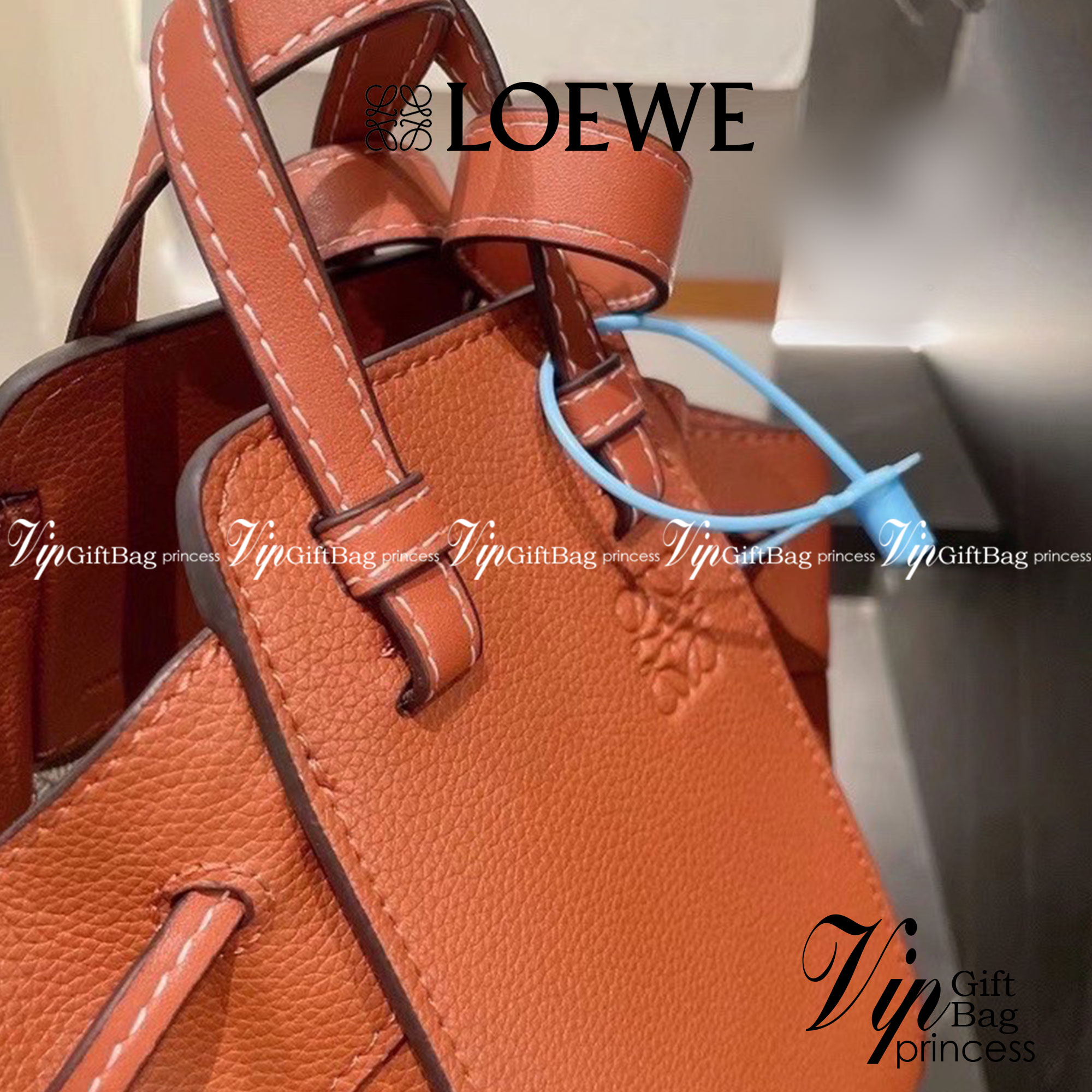 Loewe Small Hammock Leather Bag พร้อมส่ง 6 สี กระเป๋าถือหรือสะพาย รุ่น Rare items สุดๆ วัสดุหนังแท้ Calfskin หนังสวยดีไซน์มีเอกลักษณ์ ใบขนาดกำลังดี น้ำหนักเบา สามารถปรับได้หลายทรง ด้านข้างมีซิปปรับขยายได้ ภายในโล่งกว้าง ใส่กระเป๋าสตางค์ กล้อง มือถือ ของใช