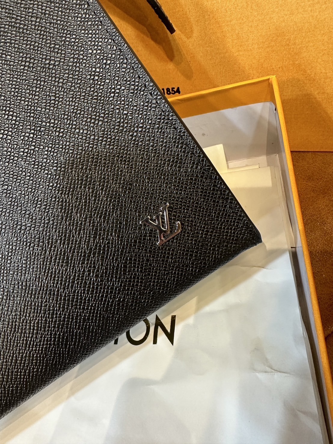 พร้อมส่ง 15 แบบ LV Pochette Voyage MM / LV Clutch กระเป๋าถือทรงคลัช ทรงพอช เกรดออริ สลับแท้ 1:1 ใช้ต่างประเทศได้ ใช้ได้ทั้งชายหญิง