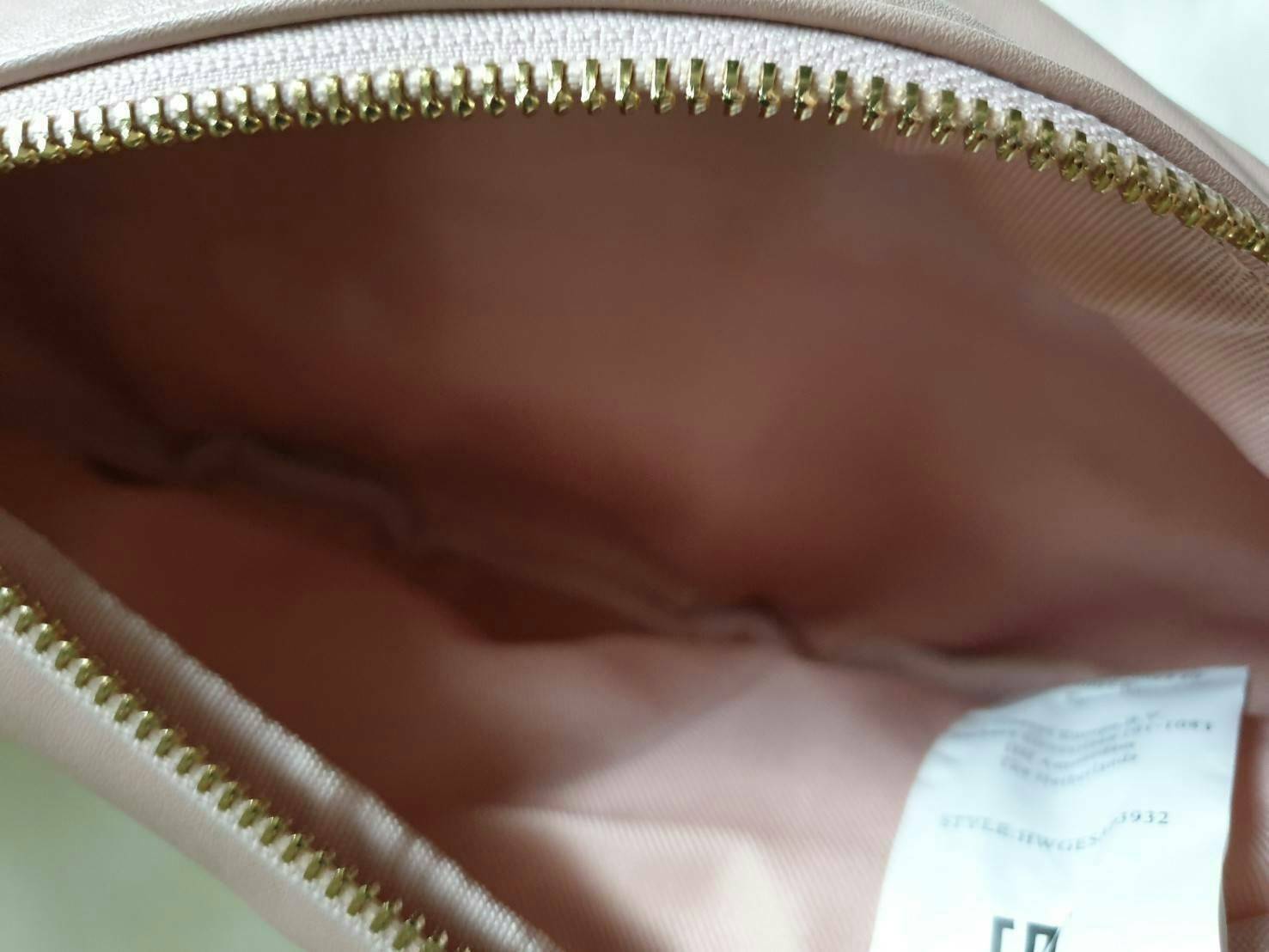 GUESS GESABEL GYM FANNY PACK กระเป๋าหนังคาดเอว/อก ด้านหน้าปั๊มโลโก้แบรนด์ทรงสามเหลี่ยม ตัวกระเป๋าเปิดปิดด้วยซิปใช้งานง่าย มี 2 ช่องซิป มีลูกเล่นซ่อนซิปหน้าคาดปิดด้วยสายพิมพ์โลโก้ ภายในกระเป๋าโล่งกว้าง สามารถใส่มือถือได้ทุกรุ่น จุของได้เยอะ รับรองถูกใจสาวๆ