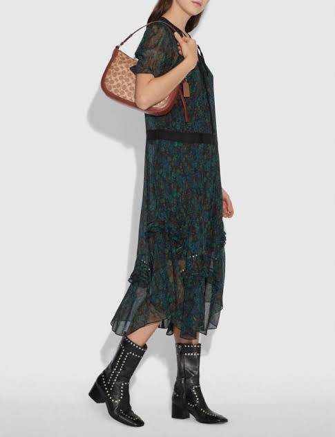 COACH SUTTON CROSSBODY IN SIGNATURE BAG กระเป๋าถือหรือสะพายไหล่ ทรงสวย วัสดุหนังแท้ เนื้อนิ่ม พร้อมพวงกุญแจหนัง เปิดปิดแบบซิป ภายในกว้าง ใส่ wallet ยาว และของใช้ได้เยอะ มีช่องเล็ก พร้อมสายสะพายยาวถอด ปรับได้ค่ะ Dont's miss!!