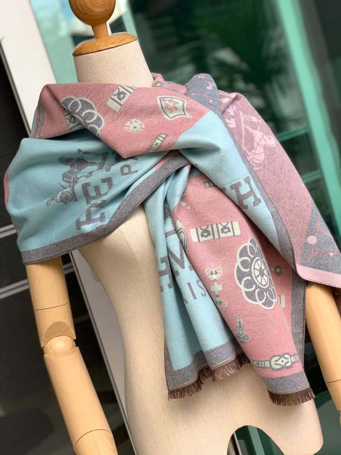 Hermes Paris Women’s Scarves Accessories Scarf ผ้าคลุมไหล่ผืนใหญ่ สวยหรูตาสแบบฉบับจากHermes ถักทอด้วยผ้าcashmere ผ้าเนื้อดี สัมผัสนุ่มมือ ทอลายในตัว สีสันและลายคมชัด ผืนใหญ่ ให้ความอบอุ่น มาเป็นเซ็ทของขวัญ เพื่อมอบเป็นของขวัญชิ้นดีแทนความรู้สึกดีๆให้กับที