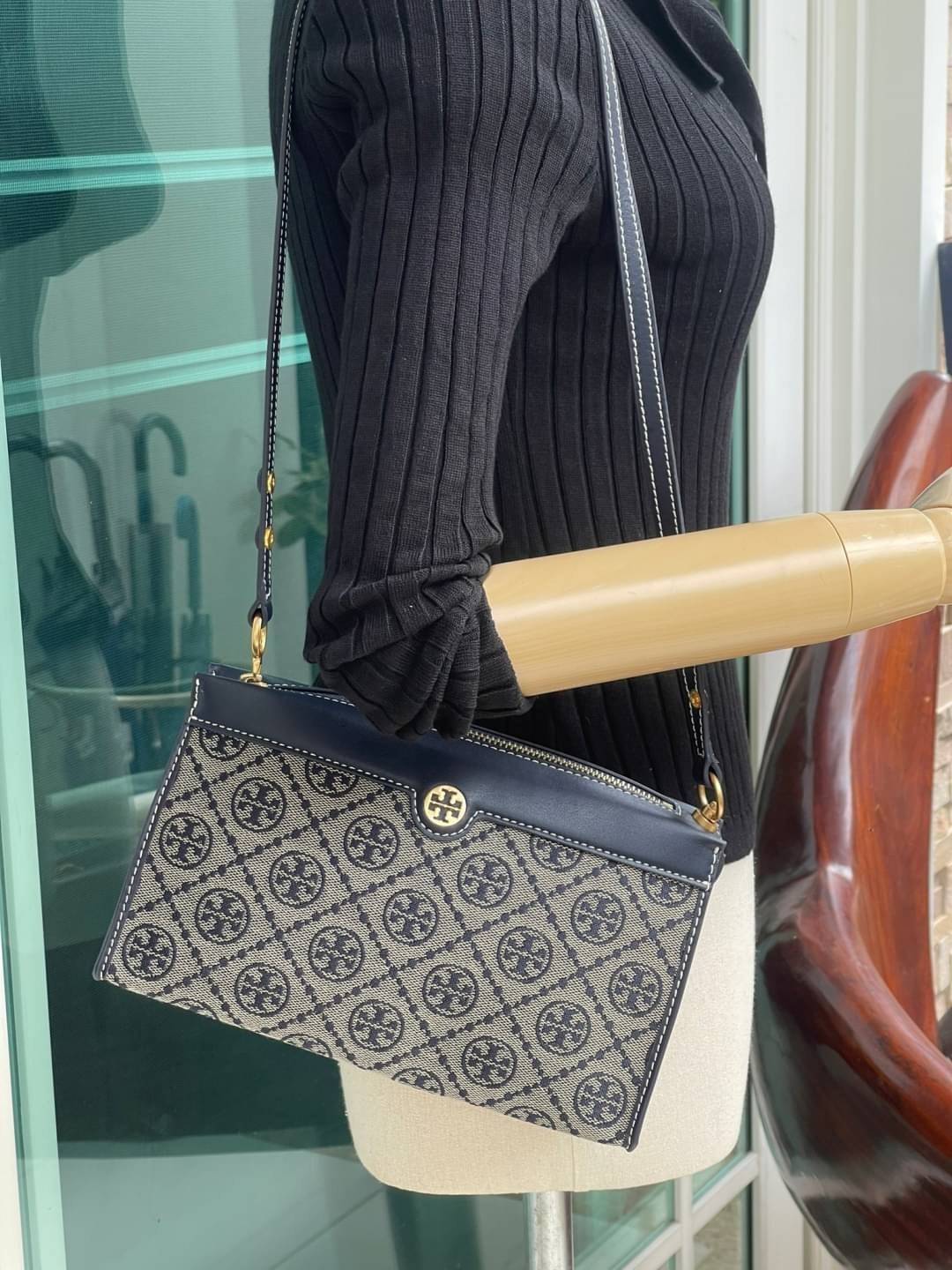 Tory burch t monogram jacquard mini pouchette ปังไม่หยุดกับลวดลาย T Monogram ที่มารังสรรค์ลงบนไอเท็มต่างๆ ในคอลเล็กชั่นต่างๆ สำหรับในรุ่นนี้มาในทรง mini pouchette ที่ได้ดีไซน์น่ารักๆแบบลุคช์ไฮโซ ที่สามารถปรับสายสั้นยาวได้ด้วยกระดุมสแน็ป ต่างออกไปกับคอลเลค