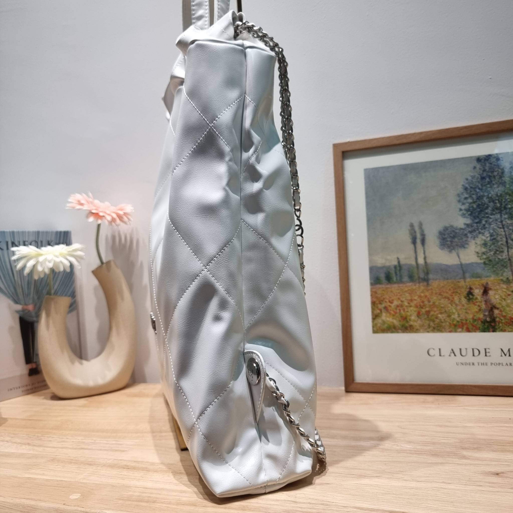 Chanel 22 large backpack เกินต้านที่สุดกับไอเท็มนี้ ที่รอบนี้จัดหนักให้ไปเลยกับไซส์ใหญ่สุด กระเป๋าทรงแบคแพค สะดวกใช้งานมากๆ