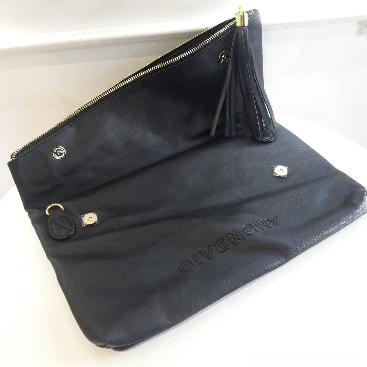 GIVENCHY ENVELOPE CLUTCH BAG กระเป๋าสะพายหรือ cluth bag วัสดุหนัง PU. ดีไซน์เก๋ ซิปเฉียงพร้อมซิปแบบพู่ สามารถสะพายหรือถือเป็น cluth ได้ค่ะ ภายในจุได้เยอะ ใส่ มีช่องซิปเล็กอีก 1 ช่อง ซับในลายแบรนด์ ใบนี้ all in 1 ค่ะ คุ้มสุดๆ