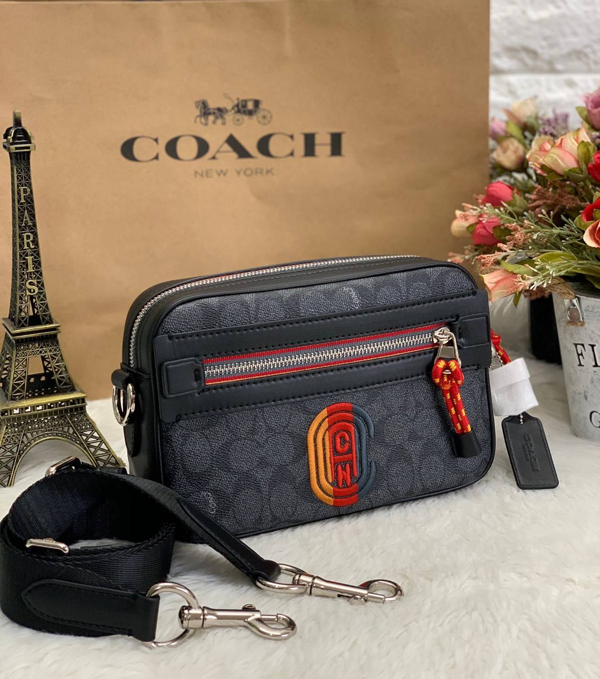 COACH ACADEMY CROSSBODY IN SIGNATURE WITH VARSITY ZIPPER ((768, 960)) พร้อมส่งที่ไทยอีกครั้ง! ได้ไปหลงรักแน่นอนค่ะ😘 กระเป๋าสะพายครอสบอดี้ร์ของคุณผู้ชาย((สาวหล่อใช้ก็สวยทีเดียว)) หนังแท้อย่างดี หนังนิ่มมือดีค่ะ
