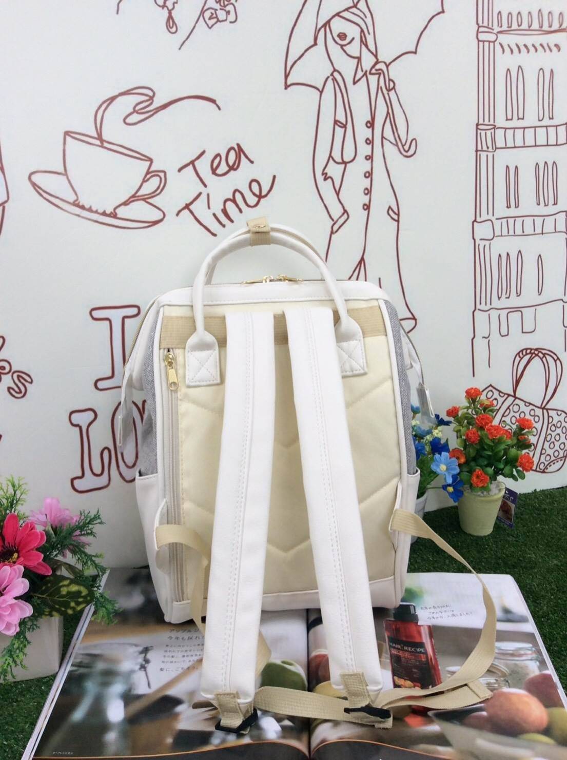 เป้ฮิตติดชาร์จกับ Anello รุ่น The emporium dark brown(limited edition) ขนาดมินิ กำลังดี วัสดุผ้าแคนวาสสลับหนัง polyester ปากกระเป๋ากว้างมีโครง มีตัวล้อคที่หูจับ ด้านหลังมีซิปสะดวกต่อการหยิบของภายใน ด้านข้างมีช่องทั้งสองข้าง กว้างจุได้เยอะ น้ำหนักเบา ดูแลร