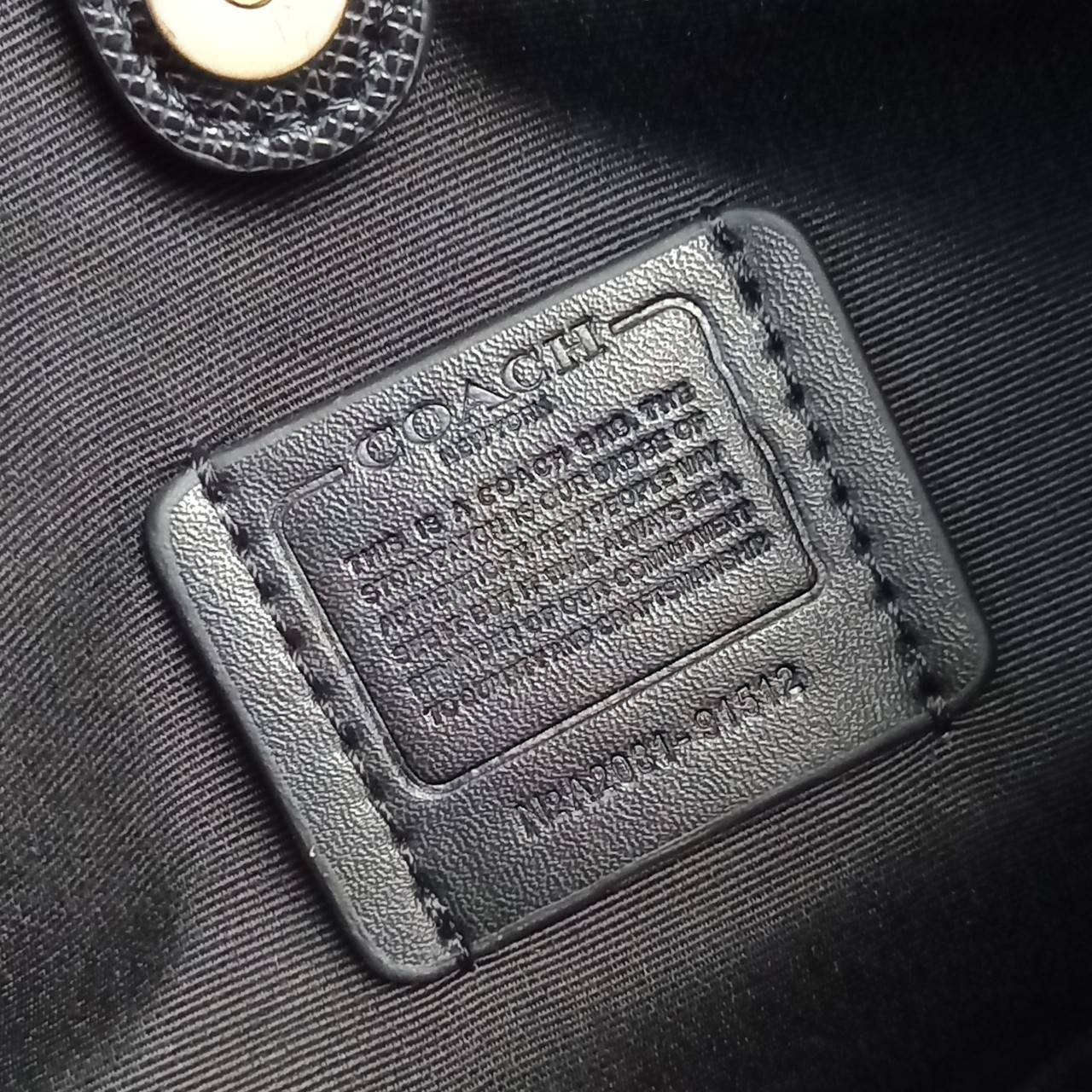 ใบใหญ่ 10" COACH TOWN BUCKET BAG IN SIGNATURE CANVAS (COACH 91512) 🌺 เป็นสีที่ขายดีมากๆ และหายากมากๆด้วย!! //ขนาด 10 นิ้ว ใส่ของได้จุใจ!! //กระเป๋าสะพายข้าง //วัสดุหนังแคนวาสอย่างดี หนังสวย อยู่ทรง มีสายสะพายยาว ใช้สะพายเป็นคลอสบอดี้ได้ สายยา