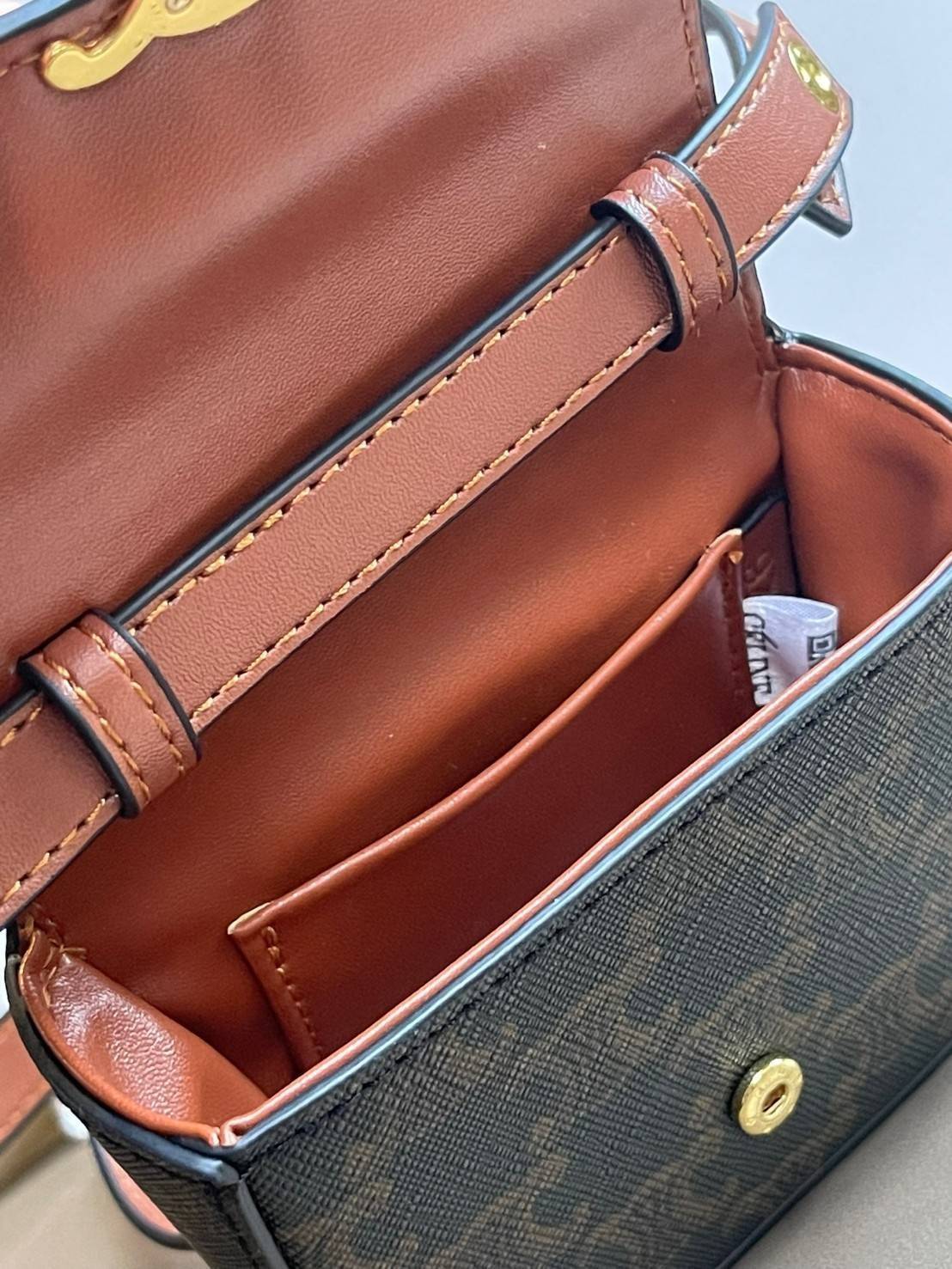 VIP 】CELINE MINI TRIOMPHE IN TRIOMPHE CANVAS กระเป๋ามินิทรงชิค ดีไซน์รูปกล่องสุดแสนมินิมอล สามารถสะพายแบบ Crossbody และยังเป็น Belt Bagได้อีกด้วย วัสดุแคนวาสลาย Triomphe แบบไม่มีตกยุค ด้านหน้าโดดเด่นด้วยโลโก้สีทอง เป็นอีกหนึ่งตัวเลือกให้คุณเลือกสะพายในชีว