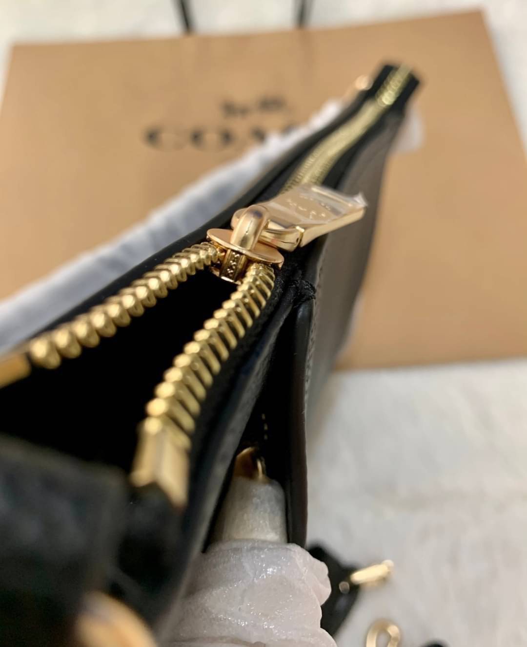 COACH SMALL MARLON SHOULDER BAG ((1600//1597)) 🌈พร้อมส่งที่ไทยอีกครั้ง ตามคำเรียกร้อง ห้ามพลาด! กระเป๋าหิ้ว//คล้องไหล่//สะพายข้างได้ หนังแท้ ทรงสวยมากค่ะ ด้านหน้ามีช่องซิปซ่อนแบบหนังห้อยให้2ช่อง ใส่ของจุกจิกค่ะ เปิดปิดกระเป๋าแบบซิป ภายในกว้างใส่ขอ