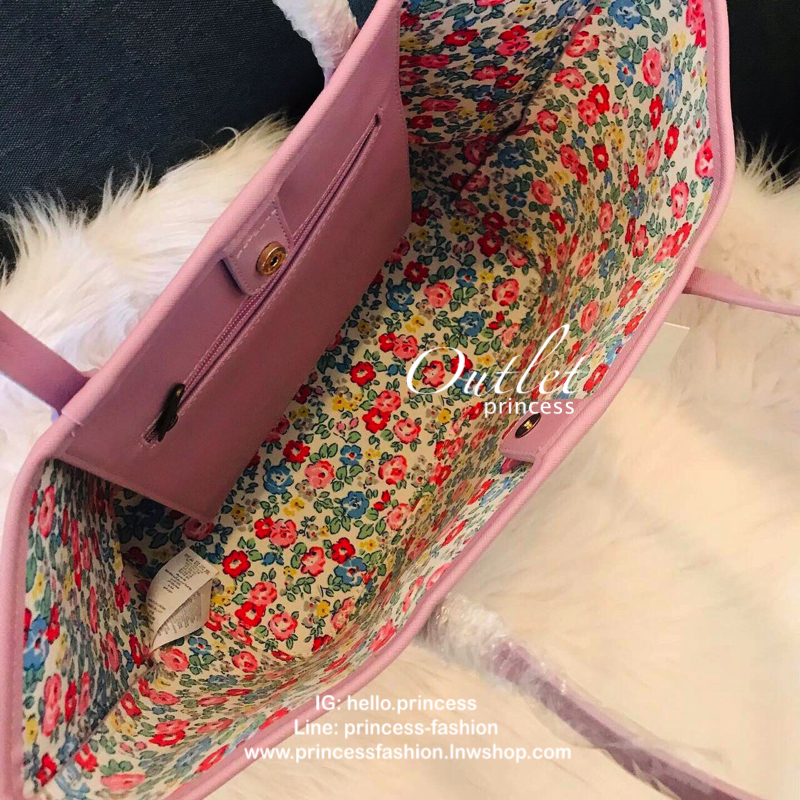 Cath kidston tote bag กระเป๋าสะพายรุ่นใหม่ วัสดุ PU คุณภาพดี นิ่ม น้ำหนักเบา เช็ดทำความสะอาดง่าย เปิดปิดกระเป๋าด้วยกระดุมแม่เหล็ก ด้านในโล่งกว้างมีช่องซิปสำหรับใส่ของ จุของได้เยอะ สายสะพายไหล่ยาวสุด22cm.ขนาดกำลังดีราคาสุดคุ้มห้ามพลาดค่ะ