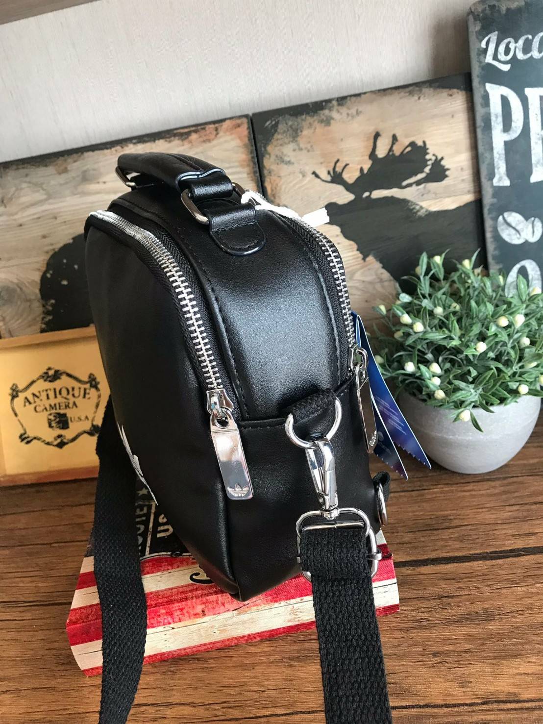 Adidas Mini Shoulder Bag and Backpack กระเป๋าแบบทรีเวย์ ที่สามารถถือเก๋ สะพายเท่ๆแบบเป้หรือสะพายข้าง มีช่องซิปเปิดได้ทั้งด้านหน้าและด้านหลัง เพื่อการใช้งานที่สะดวกสบาย วัสดุหนังpu หนังนิ่ม ถือสบายมือ มีหมุดรองฐานกันรอยสี่มุม ใบเดียวสามารถเปลี่ยนลุคช์ได้ด้