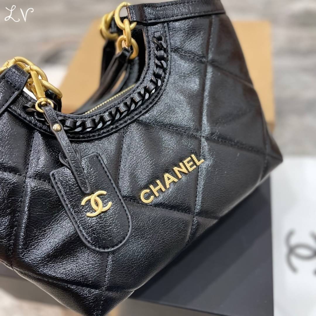 Chanel Tote Handbag & Crossbody Bag กระเป๋าสะพายทรงโท้ท งานหนังสวยเต็มใบ จุของได้แบบจุกๆ ดีไซน์คลาสสิค ใช้งานได้ง่ายด้วยหูจับและสายสะพาย ที่สามารถถอดออกได้ ในวันที่อยากปรับเปลี่ยนลุค รับรองว่าเก็บได้หมดทุกไอเท็มจำเป็น แนะนำเลยน้า