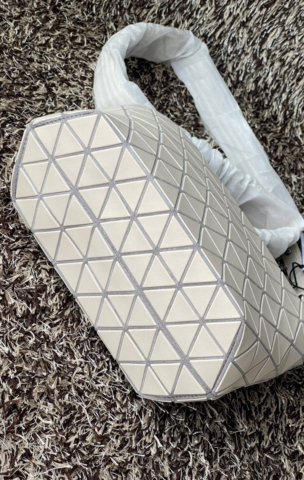 BAO BAO ISSEY MIYAKE Crystal Shoulder Bag งานดีไซน์ที่ดูเรียบง่ายทั้งรูปแบบการใช้งาน มีช่องเปิดปิดแบบซิปเพื่อให้คุณพกพาของมีค่าได้อย่างสบายใจป้องกันสิ่งของตกหล่น