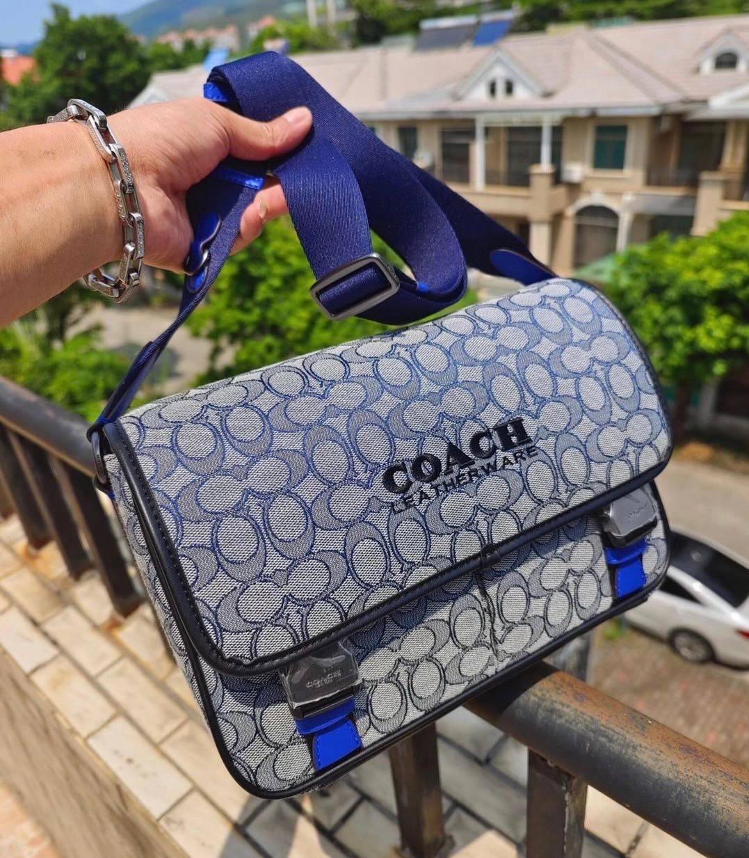 Coach C9158 League Messenger Bag Crossbody Sling Bag ใหม่ล่าสุด คอลที่หนุ่มๆก็ต้องใจละลายไม่แพ้สาวๆ กับกระเป๋าสะพายทรงแมสเซนเจอร์ ดีไซน์ทรงคลาสสิคใช้งานง่าย ดีเทลน้อยแต่มาก!! ดูดีดูแพงเกินเบอร์ไปเลย ภายในเป็นช่องโล่ง มีช่องแยก แบ่งสัดส่วนได้ดีมากๆ มาพร้อม