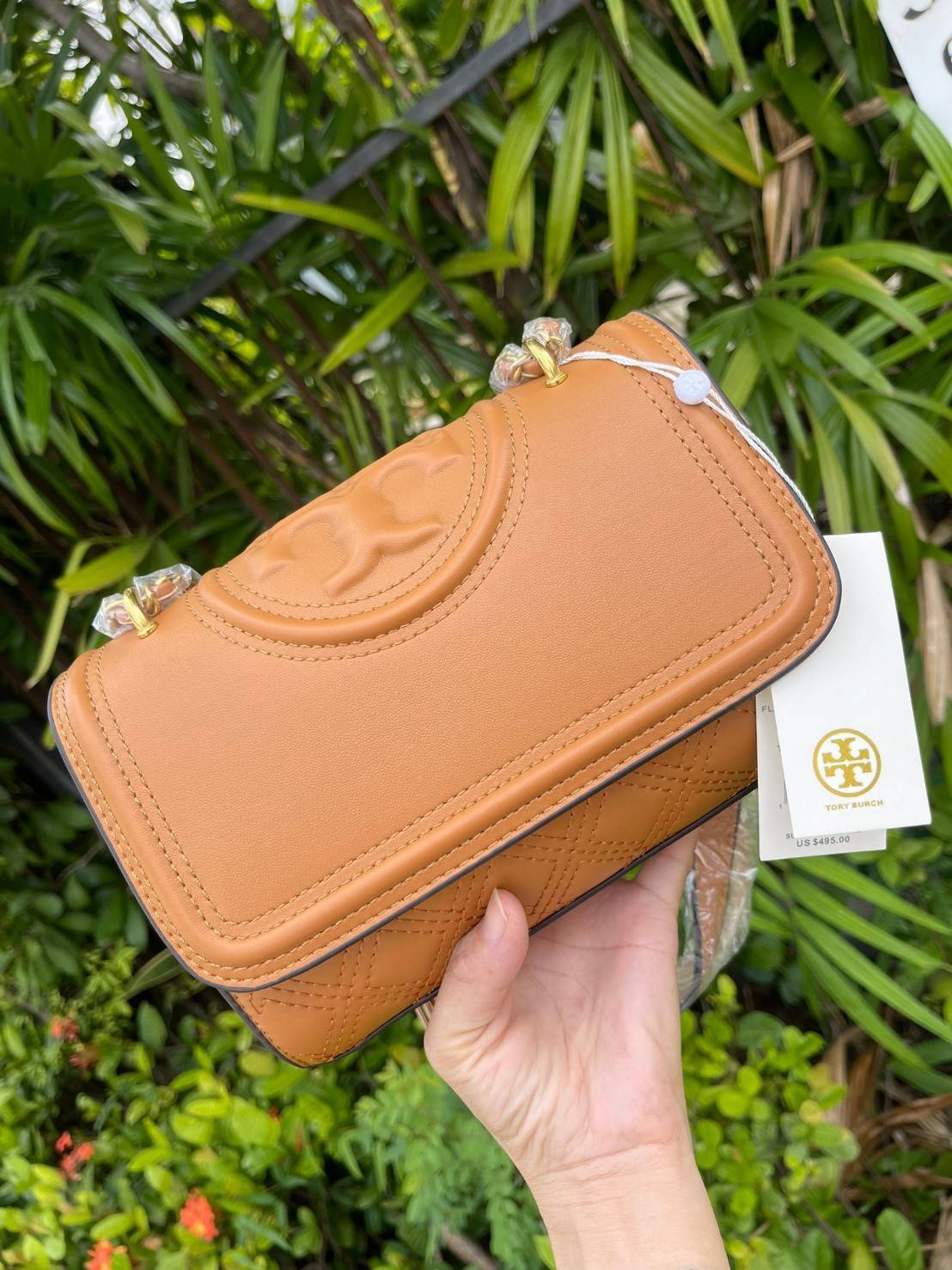 TORY BURCH Fleming Convertible Shoulder Bag ดีไซน์น่ารัก ดูแพงไม่เป็นรองใคร ใช้ได้ทั้งทั่วไปและออกงาน สาว ๆ คนไหนที่กำลังมองหากระเป๋าสะพายไหล่น่ารัก ๆ สักใบที่มีดีไซน์โดดเด่น สะดุดตาล่ะก็ไม่ควรพลาดกับ Collection นี้เลยค่ะ เพราะ Fleming นั้นเป็นรุ่นที่เรีย