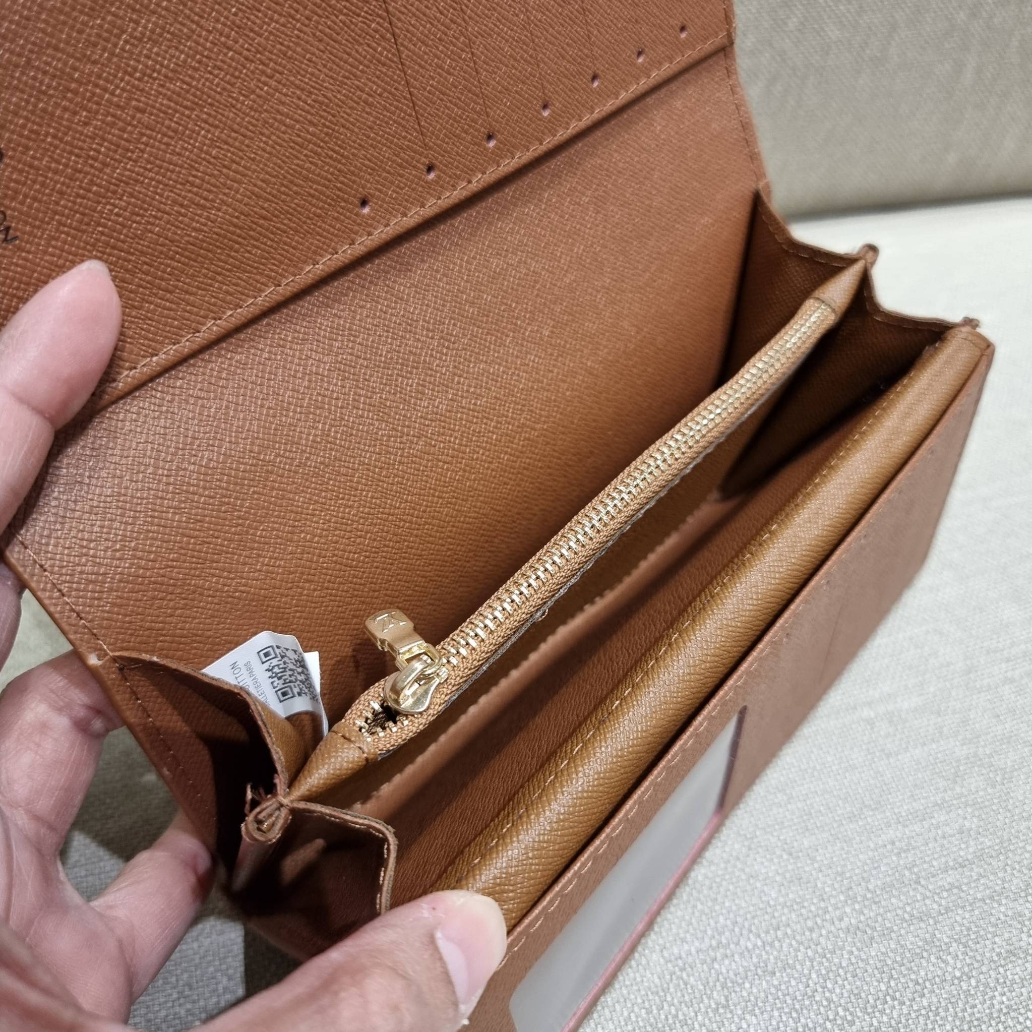 VIP 】ได้เวลาเปลี่ยนกระเป๋าสตางค์รับทรัพย์กันแล้ว!! LV vip wallet กระเป๋าสตางค์พรีเมี่ยมกิ๊ฟ เป็นไอเท็มหายาก ที่สาวๆต้องว้าว!! ใบยาวขนาดกำลังเหมาะมือ ถือแล้วขับผิวทุกสี วัสดุหนังแคนวาส ทนทาน เปิด-ปิดด้วยกระดุม ภายในมีช่องใส่บัตรเยอะมาก แบ่งสัดส่วนสวย ใส่ธน