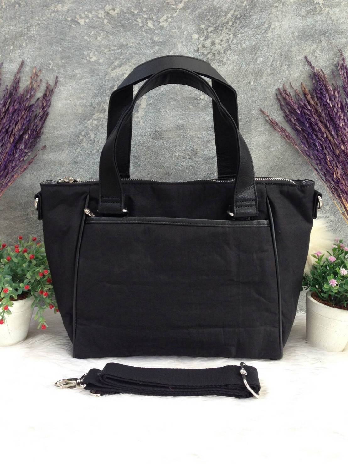 🎄KIPLING กระเป๋าถือ รุ่น Amiel กระเป๋าถือ จาก KIPLING ที่มาพร้อมดีไซน์ที่เป็นเอกลักษณ์ ข้างในกระเป๋ากว้างขวาง และมีช่องใส่ของหลายช่อง ช่วยจัดระเบียบหาของง่าย สายสะพายที่มาพร้อมกับตัวกระเป๋าสามารถถอดออกได้ น้ำหนักเบา หูหิ้วเป็นสายหนังแท้นะคะ ช่องซิ