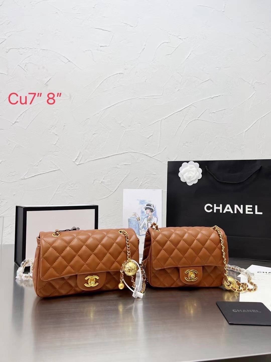 Chanel 22c classic golden ball / Chanel Pearl with Chain crossbody bag กระเป๋าสะพายข้างหรือสะพายเป็นครอสบอดี้ ใบนี้ไปถือออกงาน ก็สวยหรูดูแพงสุดๆค่า!! คลาสสิคและโดดเด่นทุกสี