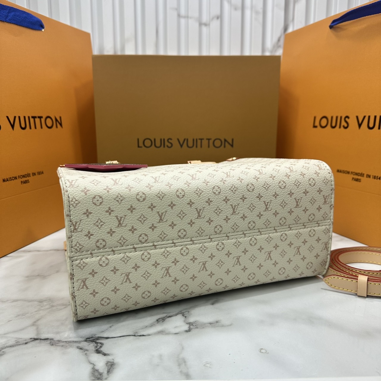 ORI หนังแท้ | LV OnTheGo PM bag Monogram Sand Beige กระเป๋าสะพายทรงโท้ทออนเดอะโก ในคอลเลกชัน LV Romance ยกระดับดีไซน์สำหรับฤดูกาลนี้ด้วยการผสานสัญลักษณ์ไอคอนิกลาย Damier และ Monogram ที่มีเอกลักษณ์ไม่ซ้ำใครของเมซงเข้าด้วยกัน กระเป๋าถือหนังหรูหรา