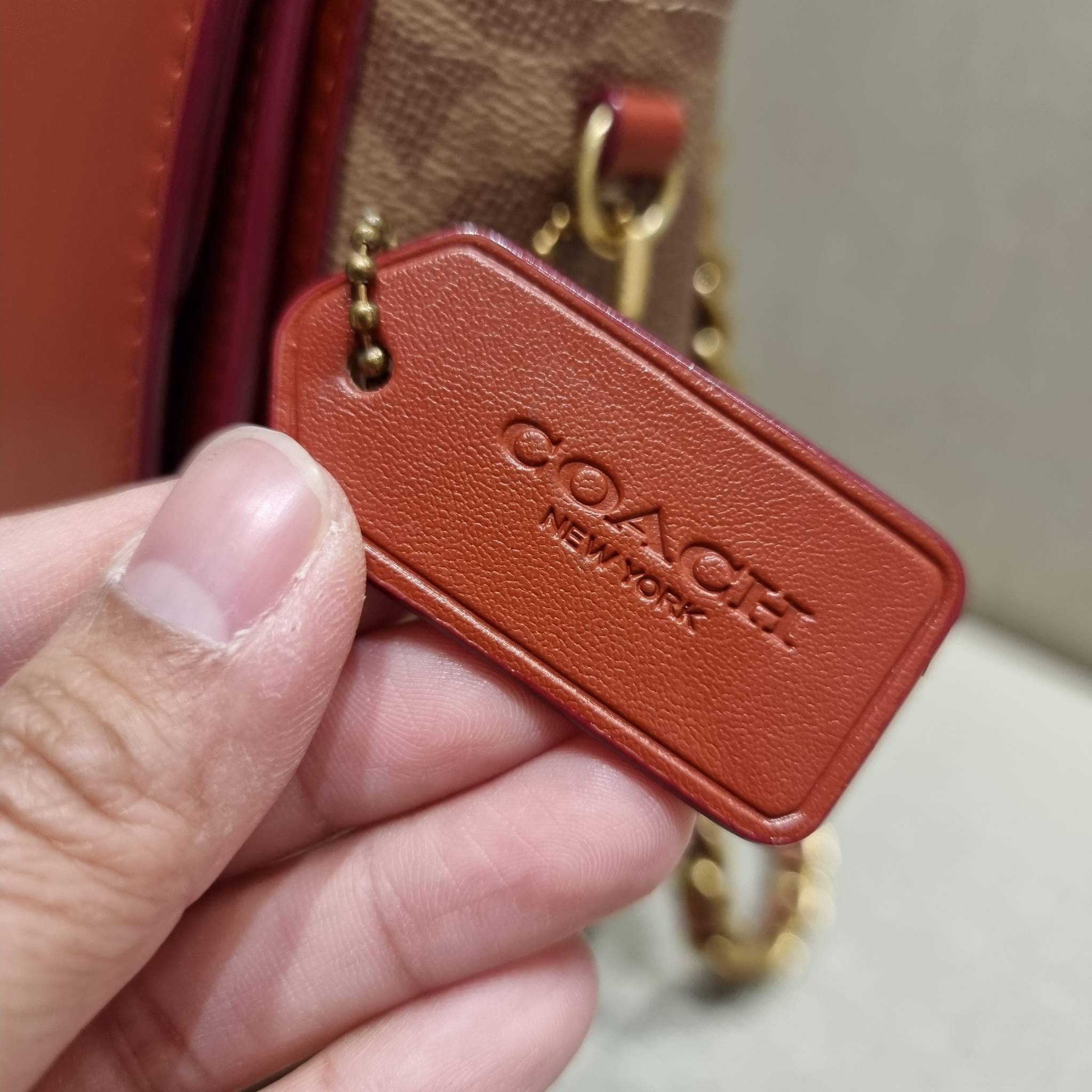 COACH C0827 MADISON SHOULDER BAG IN SIGNATURE CANVAS กระเป๋าสะพายข้าง รุ่นยอดฮิต ไซส์ใหญ่จุใจ ดีไซน์สวย โดดเด่นด้วยตัวล็อครูปดอกไม้ ตกแต่งตัดกันกับลายซีอย่างลงตัว วัสดุหนังแท้สลับหนังแคนวาสเคลือบลาย ภายในแบ่งสัดส่วนให้อย่างดี มาพร้อมสายสะพายในตัว ปรับใช้ไ