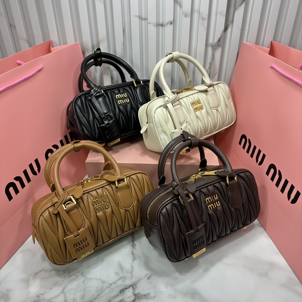 ORI หนังแท้ | MIU MIU Arcadie matelassé nappa leather bag Small 22cm กระเป๋าสะพายทรงโฮโบลุคลูกคุณหรูหราด้วยดีไซน์จับจีบนูนลวดลายสามมิติซับซ้อนเป็นเอกลักษณ์ น่ารักๆเก๋ๆ สวยดูแพง หูจับในตัวง่ายและสะดวกพกพา