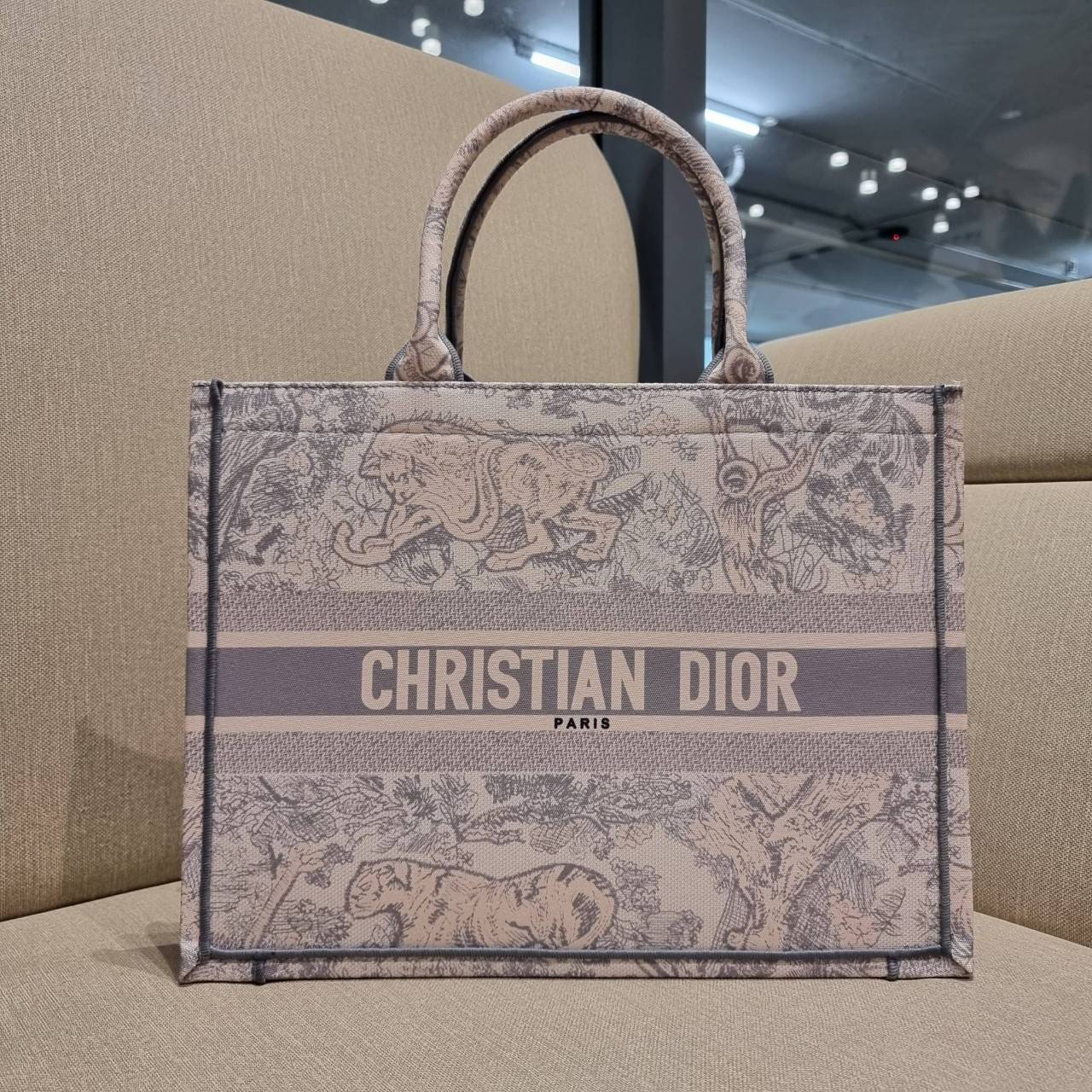 VIP 】HOT ARRIVAL!! DIOR CD SHOPPING BAG WITH GWP กระเป๋าทรงช้อปปิ้งใบใหญ่ จุใจ!! พรีเมี่ยมกิ๊ฟรุ่นดับเบิ้ลฮอต ดีไซน์คลาสสิควินเทจ สวยหรู วัสดุผ้าแคนวาสลายกราฟฟิค ภายในโล่งกว้างมากๆ ใส่ของจุสุดๆ โน้ตบุ้ค ไอแพด กระเป๋าสตางค์ มือถือ หรือเสื้อผ้ายังได้ สะพายค