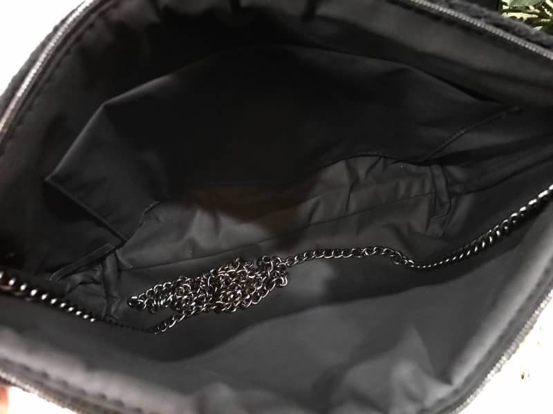 Chanel Precision Velour Crossbody Bag กระเป๋าสีดำแบรนด์ Chanelทำจากขนเฟอร์สีดำ น้ำหนักเบา ปากกระเป๋ามีซิปรูดปิด สายโซ่ ถอดออกได้ค่ะ จะสะพายไหล่ สะพายข้างหรือถือเป็น cluth ก็สวยหรูดูแพง มากับราคาสุดคุ้ม