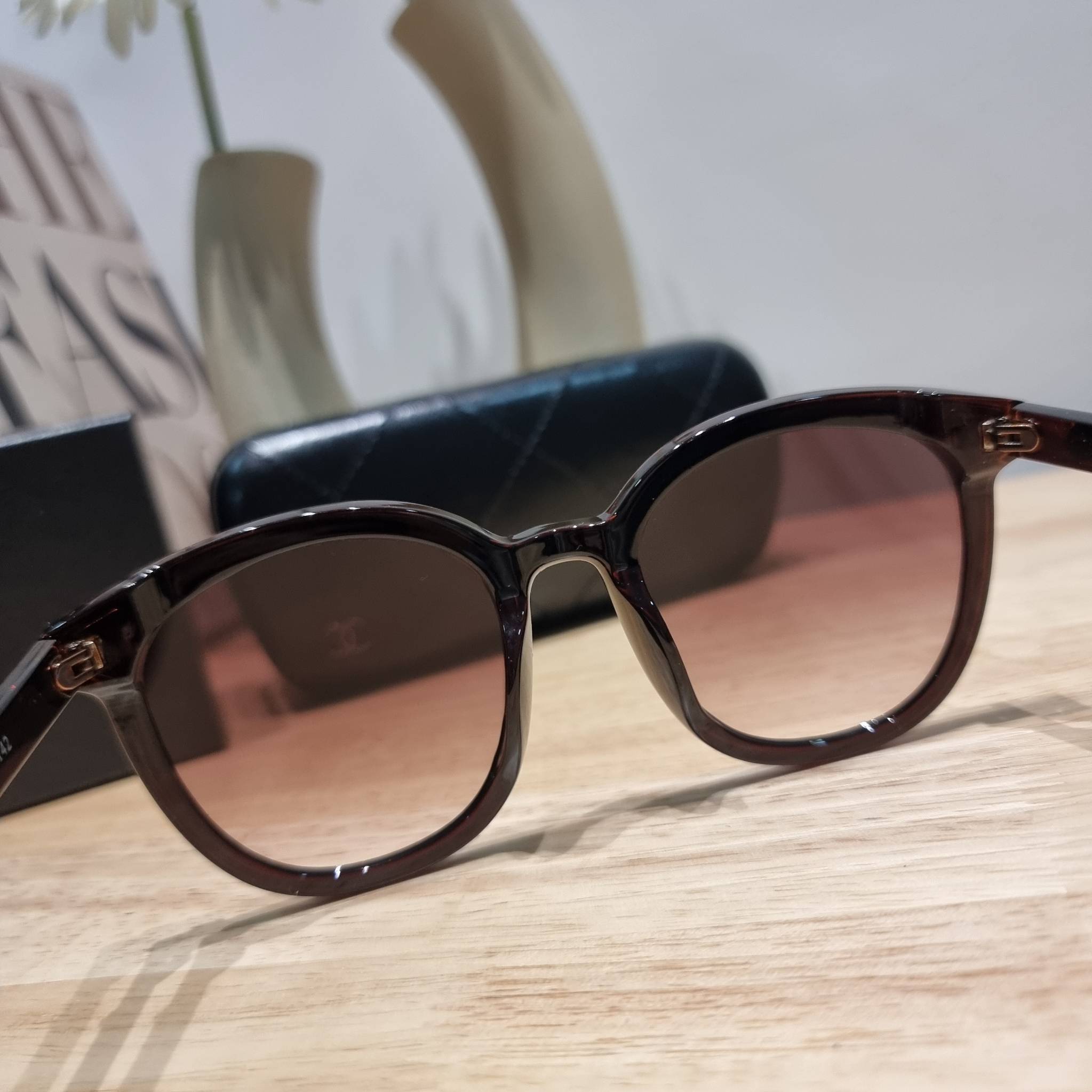 Chanel eye-glasses UV protection gift Box set สุดคุ้ม มาพร้อมอุปกรณ์ครบเซ็ท ดีไซน์ชิคมากแม่!! รับรองไม่ซ้ำใคร ใส่เสริมโหงวเฮ้ง ดูผู้ดี มีพกติดตัวไว้ไม่ตกเทรนด์ ใช้ได้ทุกโอกาส ทุกสถานการณ์ ใส่ที่บ้านถนอมสายตา