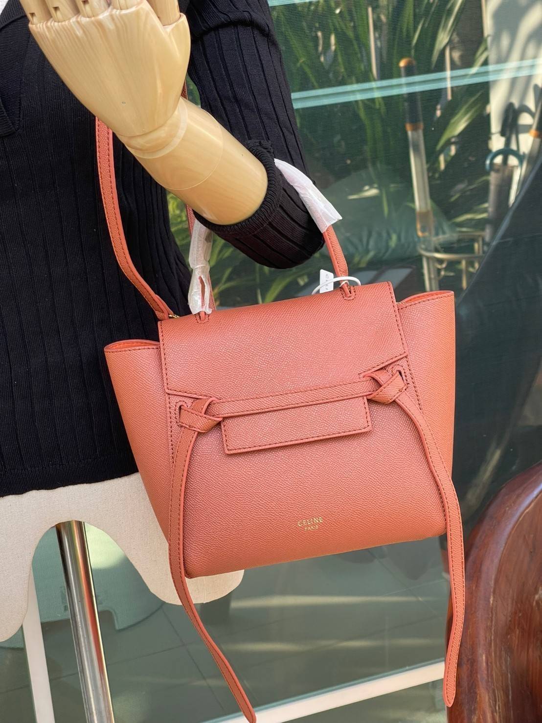 Celine NANO BELT BAG กระเป๋ารุ่น Belt Bag จาก CELINE เป็นกระเป๋าถือที่มีสไตล์มินิมอล และดูเรียบง่าย แต่หรูหรา ครองใจสาวก CELINE ได้เป็นอย่างดี โดยรวมแล้วรูปทรงของกระเป๋าถือว่าออกแบบมาได้อย่างพอดี ไม่มากหรือน้อยจนเกินไป คือช่วยให้คุณดึงดูดสายตาของผู้คนให้ม