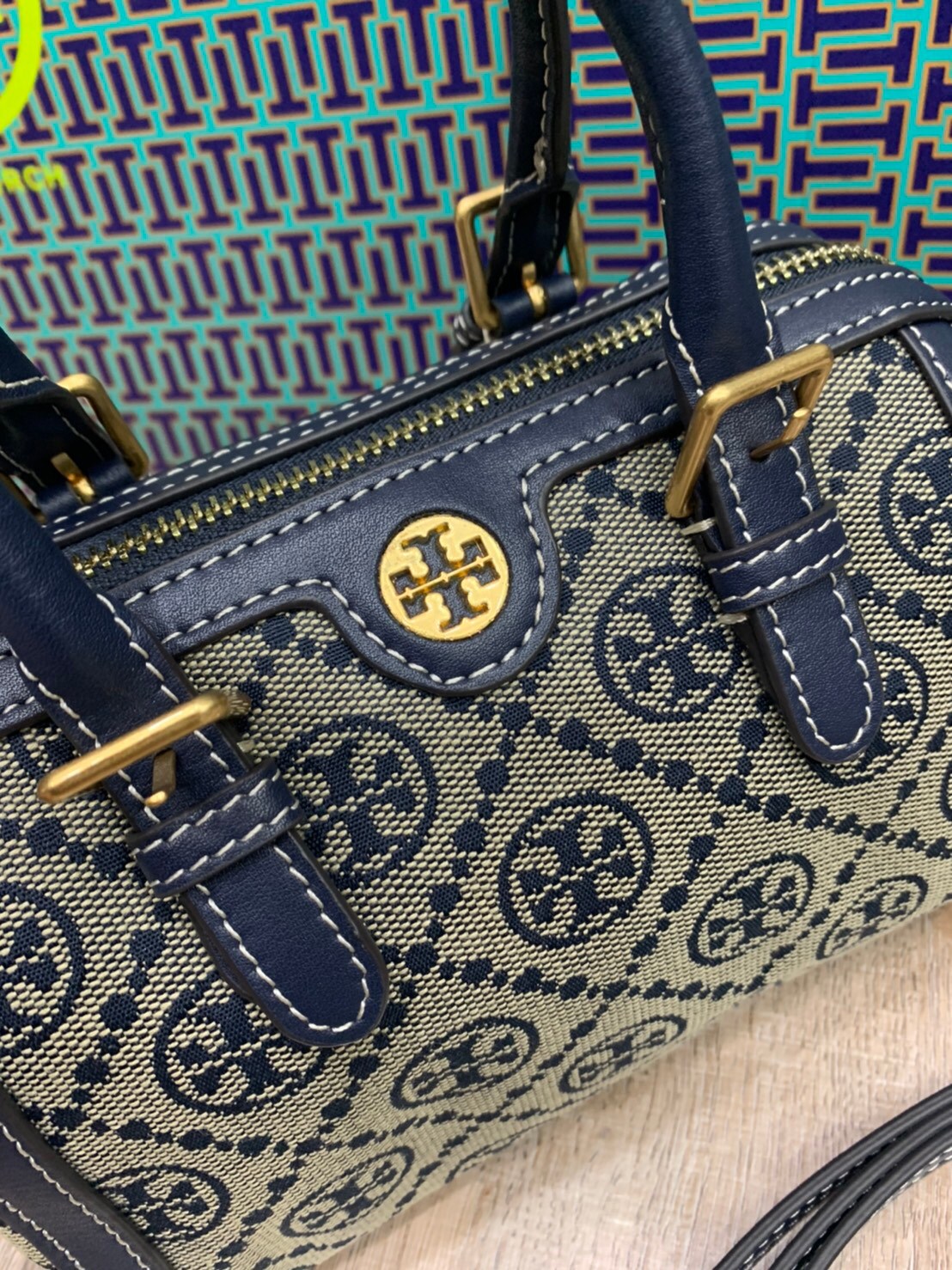 mini TORY BURCH FACTORY MONOGRAM JACQUARD BOSTON BAG กระเป๋าทรงหมอนรุ่นใหม่ล่าสุดจาก TORY BURCH FACTORY วัสดุ Woven Jacquard & Leather ในลาย Jacquard จะถือหรือสะพายก็สวยหรู ทรง Boston อะไหล่ทอง