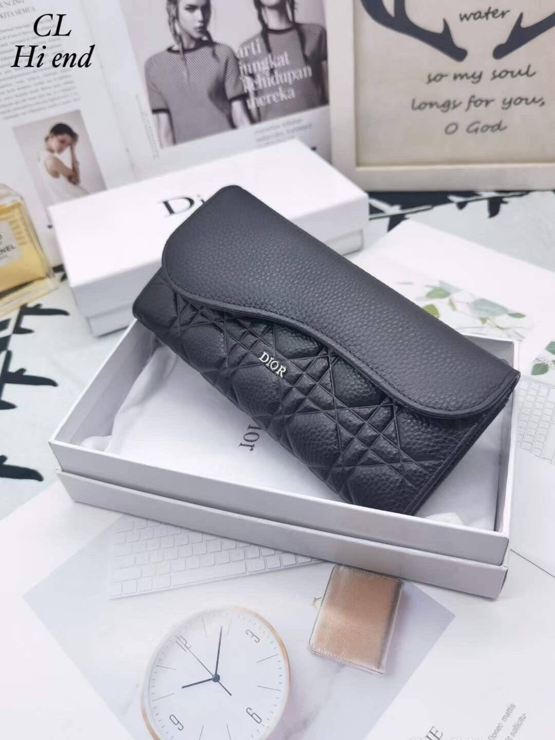 Dior Long Saddle Wallet / Dior Wallet / Dior Long Wallet กระเป๋าสตางค์ใบยาว เปิดหน้าทรงเคิร์ปอานม้า เอกลักษณ์ของความหรู วัสดุหนังแท้ ผสมผสานความสง่างามและคลาสสิกที่เข้ากับยุคสมัย ด้านหน้าโดดเด่นด้วยซิกเนเจอร์แบรนด์ เป็นอีกหนึ่งรุ่นที่ดาราเชเลปใช้กันเยอะมา