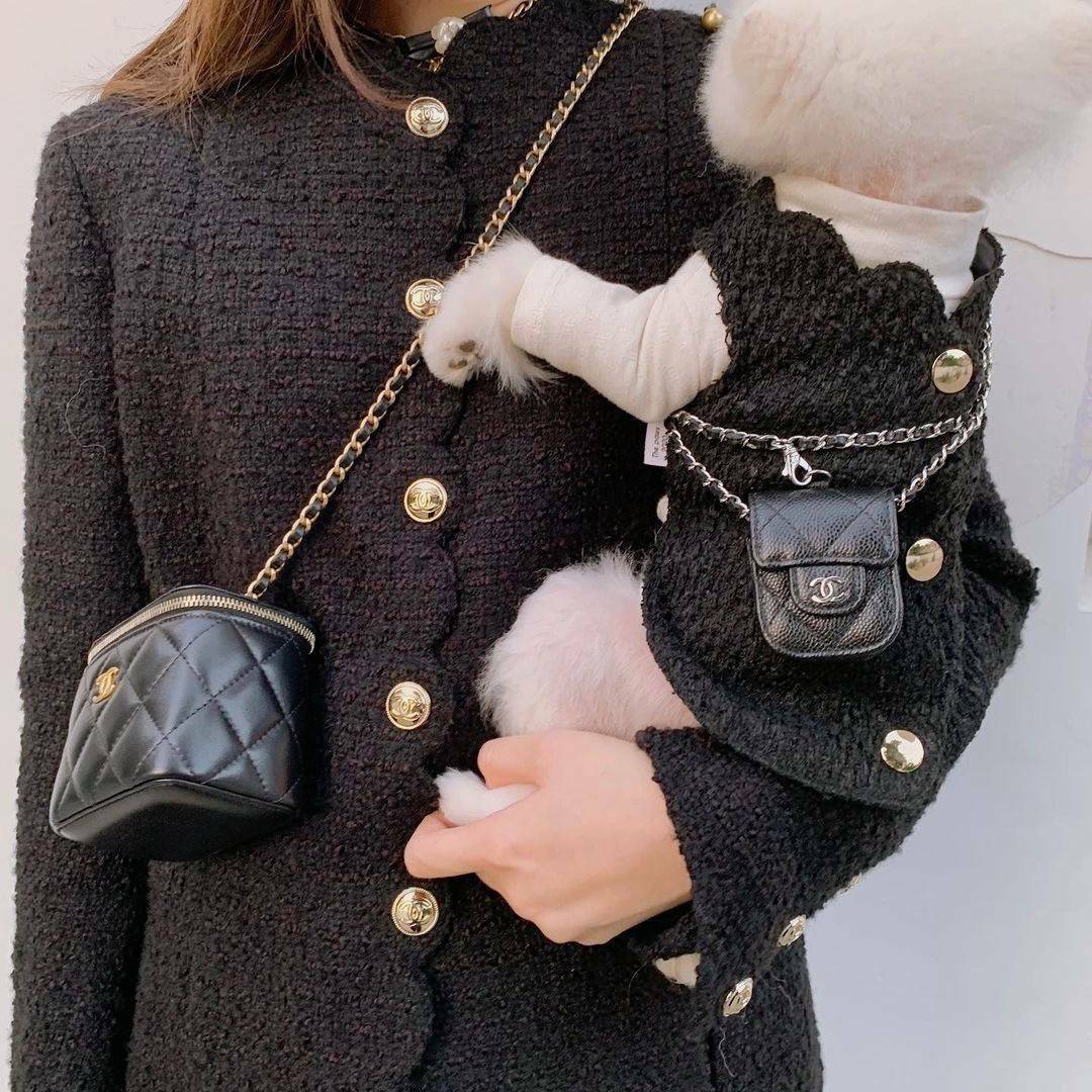 พรีเมี่ยมกิ๊ฟแท้ 100% 】Chanel Mini Clutch Bag With Chain VIP Gift With Purchase (GWP) กระเป๋าสะพายพรีเมี่ยมกิ้ฟทรงเหลี่ยมขนาดมินิสุดน่ารักดีไซน์สุดฮิตหนังเรียบสวยอยู่ทรงเปิดปิดด้วยซิปคู่สะดวกใช้ ด้านหน้าประดับโลโก้แบรนด์อะไหล่ทอง