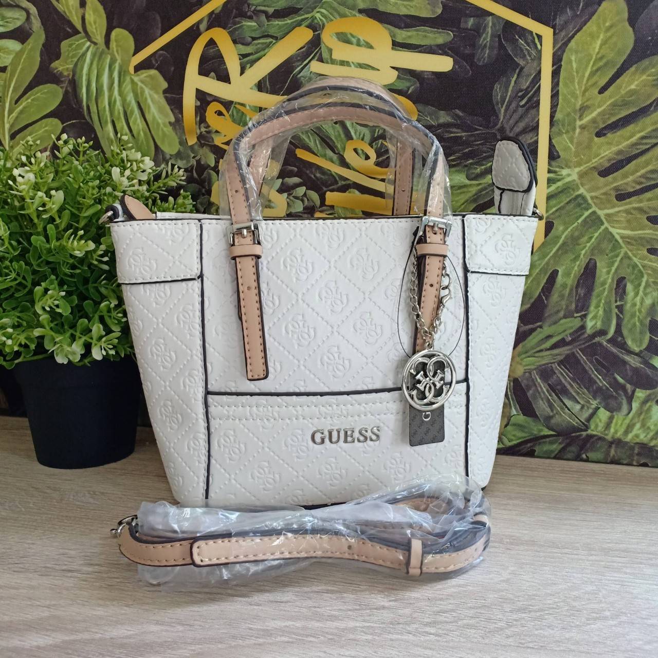 กระเป๋าหนังเรียบอยู่ทรง ปั้มลาย GG เก๋ตรงหูกระเป๋าเป็นสีทูโทน ตัดกับ สีกระเป๋า ด้านหน้าประดับด้วยป้ายโลหะ โลโก้แบรนด์ เปิดปิดด้วยซิปบน ภายในมีช่องซิป และช่องเล็กอีก 3 ช่อง สายยาวปรับระดับได้ ถอดออกได้ หูหิ้วปรับระดับได้ค่ะ