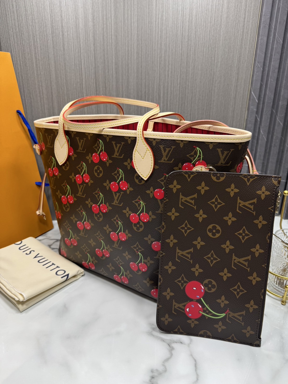 TOP ORI หนังแท้ | LV x TM - Neverfull MM Bag Monogram cherry canvas กระเป๋าสะพายทรงโท้ทเอกลักษณ์ที่หรูหรา Monogram แคนวาสคลาสสิกตกแต่งดีเทลลายเชอร์รี่สีสันสดใส ปรับลุคให้มีชีวิตชีวาอีกครั้งด้วยธีมแสนสนุก