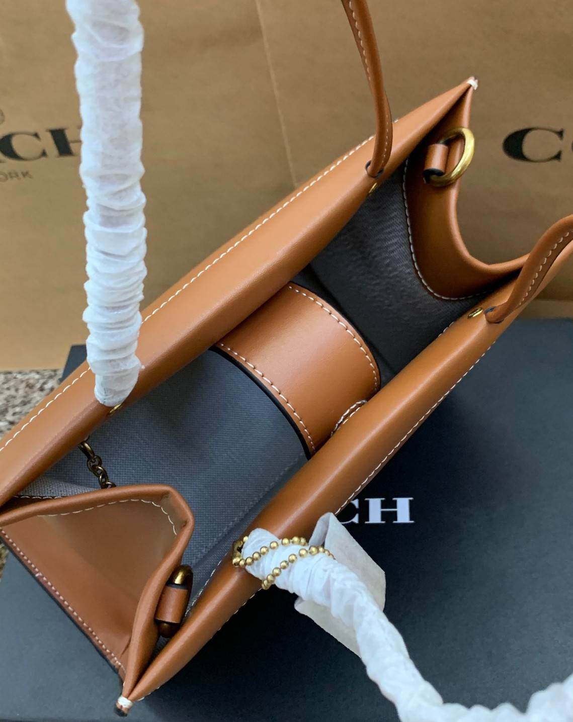 สินค้าออกใหม่ยังไม่ช้อปเข้าไทยจ้าา พร้อมส่งที่นี่ที่เดียว แค่สายสะพายก็คุ้มแล้วจ้าา! COACH CASHIN CARRY TOTE ((C8544)) พร้อมส่งที่ไทย สวยก่อนใครรับสงกรานต์นี้ค่าา! กระเป๋าทรงTote หนังแท้เรียบ นิ่มสวยงามค่ะ