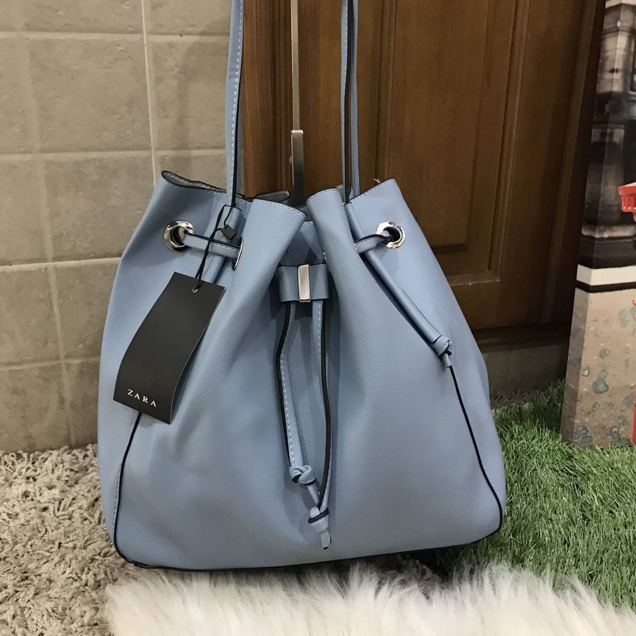 Zara bucket bag crossbody ใหม่ล่าสุดจากแบรนด์ Zara กระเป๋าสะพายทรง bucket สีสด หนังนุ่มมากกกก เนื้อดี สามารถสะพายได้ 2 แบบค่ะ แบบแรก shoulder bag ขนาดพอดีไหล่ และแบบที่สอง กระเป๋าสายยาวสามารถสะพายไหล่หรือ cross body ก็ได้ มีสายสะพายยาวมาให้สามารถถอดออกได้