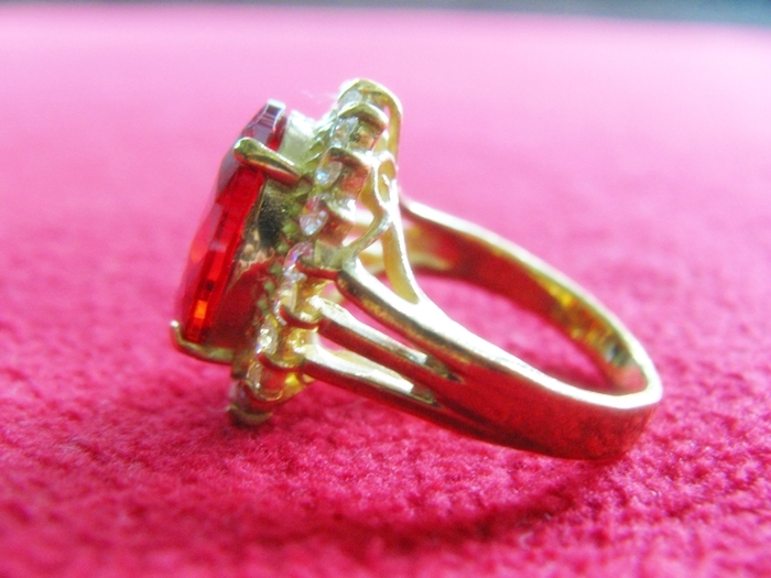 แหวนทับทิมแดงทองเหลืองล้อมเพชรแบบผู้หญิง(ราศีกรกฎ)แบบใหญ่ค่ะ