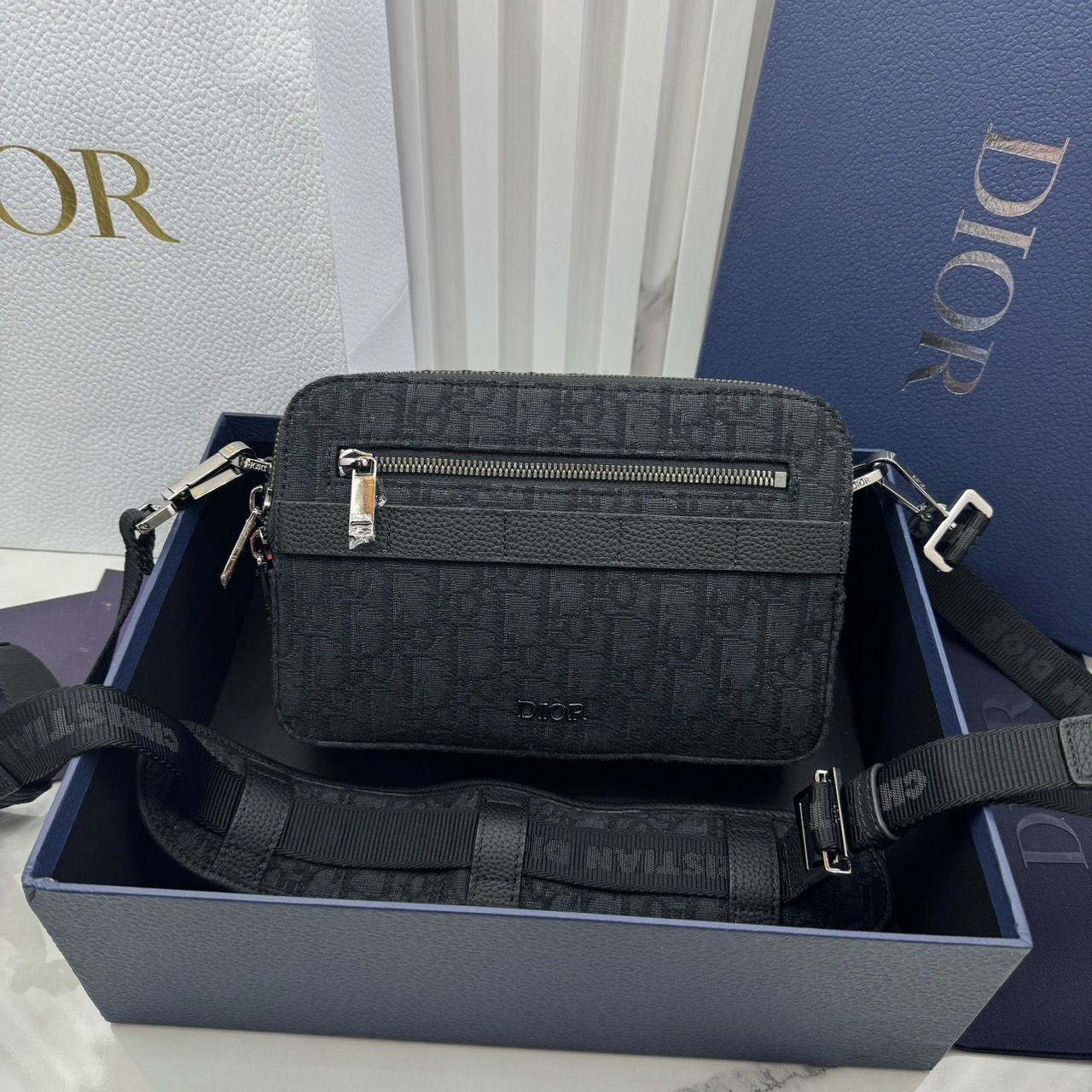 DIOR Medium Safari Bag with Strap / The hallmark Safari bag / Black Blue Oblique Jacquard / DIOR Messenger Bag กระเป๋าสะพายทรงแมสเซ็นเจอร์เอกลักษณ์ของแบรนด์แห่งตำนานความหรู
