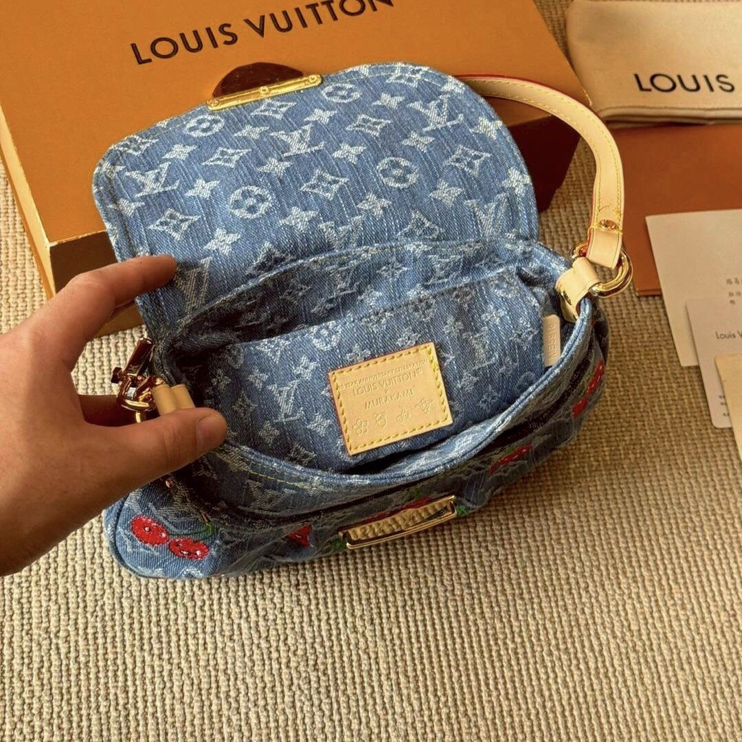 LV x TM Sunset bag Monogram cherry denim 25cm กระเป๋าสะพายไหล่ทรง baguette สวยดูแพง ไอเท็มสุดโดดเด่นมีชีวิตชีวา ด้วยเดนิมวินเทจปักลายเชอร์รี่สีสันสดใสสะดุดตาสะท้อนสไตล์ไอคอนิก