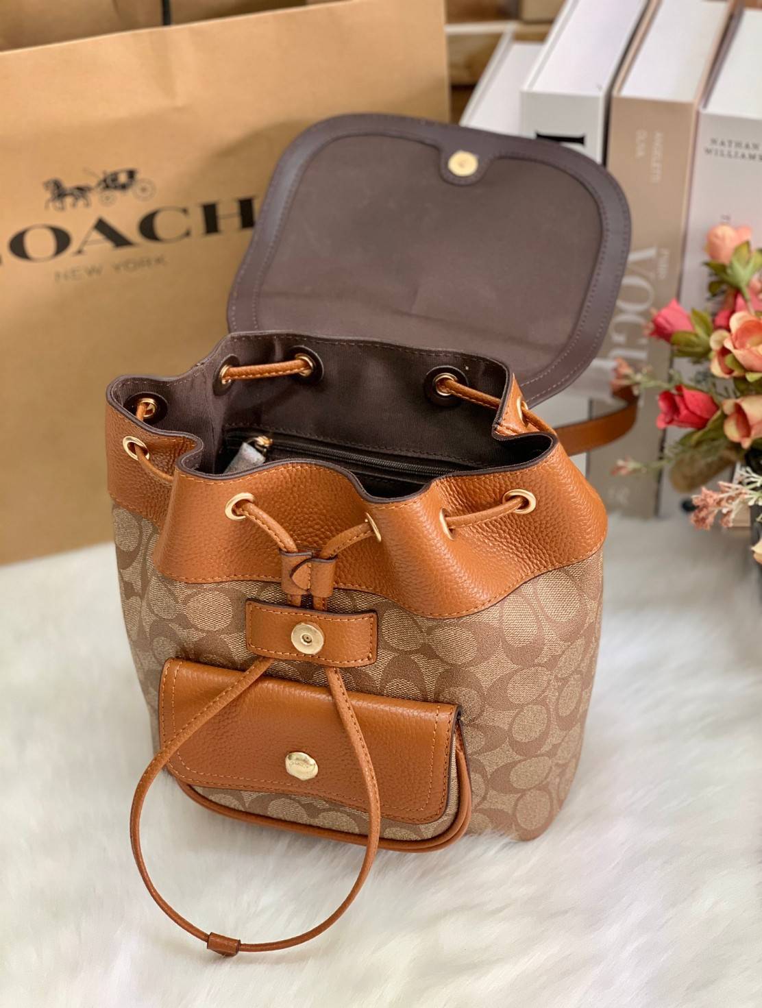 COACH PENNIE BACKPACK 22 ((C4122)) พร้อมส่งที่ไทย ห้ามพลาดค่าา! กระเป๋าสะพายหลังแบบมีหูกิ้ว วัสดุเดนิมอย่างดีนิ่ม+หนังแท้ ได้สวยงามลงตัว นำ้หนักเบา ทรงสวยน่ารักมากๆค่ะ ด้านหน้ามีช่องกระเป๋าเล็กใส่ของจุกจิก ปากกระเป๋าแบบหูรูด ภายในกระเป๋าโล่ง กว้าง สามารถใ