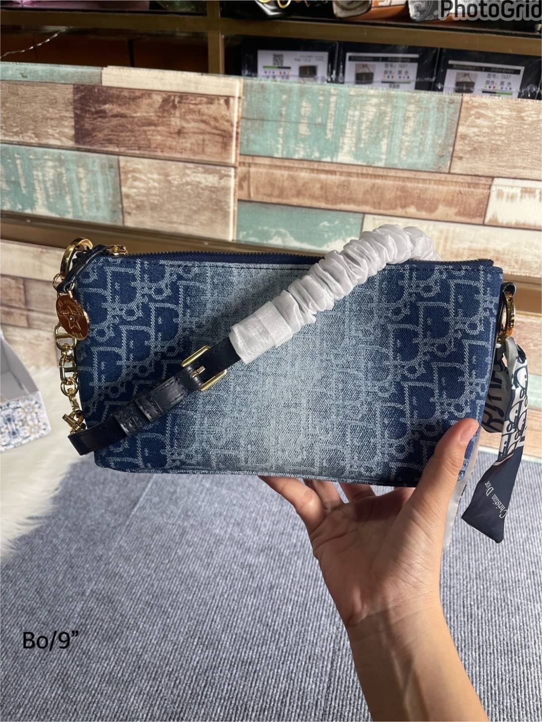 DIOR Pouch Denim with Short Chain กระเป๋าทรงพอชใบเล็กกะทัดรัด รุ่นเดนิมฟอกอะไหล่ทองสวยงาม ใช้งานง่ายพร้อมสายสะพายหนังสลับโซ่ ใบจริงสวยมากค่ะ