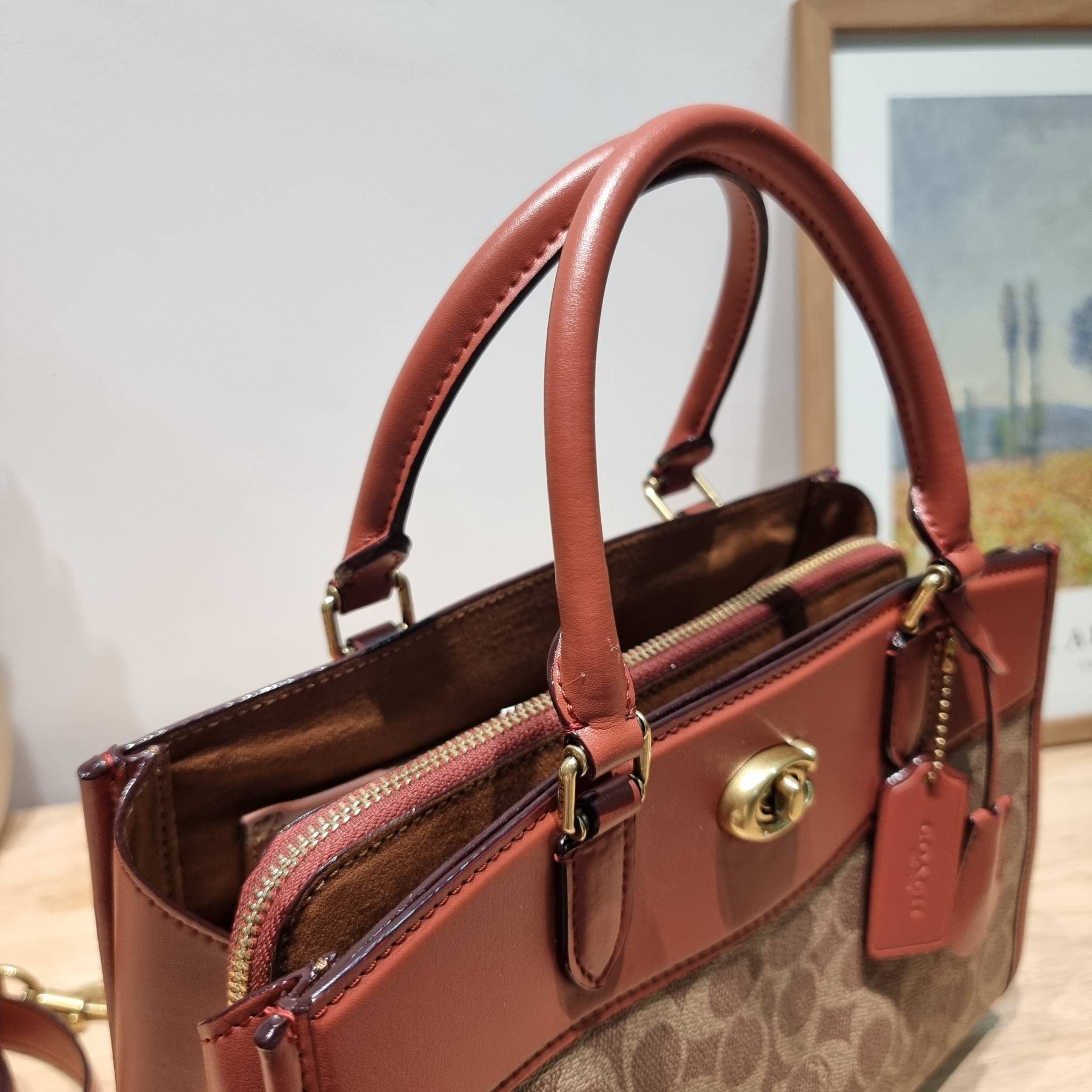 COACH brooke carryall in signature canvas CE733 ใหม่ล่าสุด อัพลุคคุณนายคุณหนูกันหน่อย กับกระเป๋าถือ/สะพายสุดหรู รูปทรงและดีไซน์ดูไฮน์มาก มีกุญแจล็อคซิปได้ วัสดุหนังแคนวาสตัดสลับหนังแท้ มีหูจับในตัว ภายในแบ่งสัดส่วนไว้อย่างดี ให้สามารถจัดเก็บของได้อย่างมีร